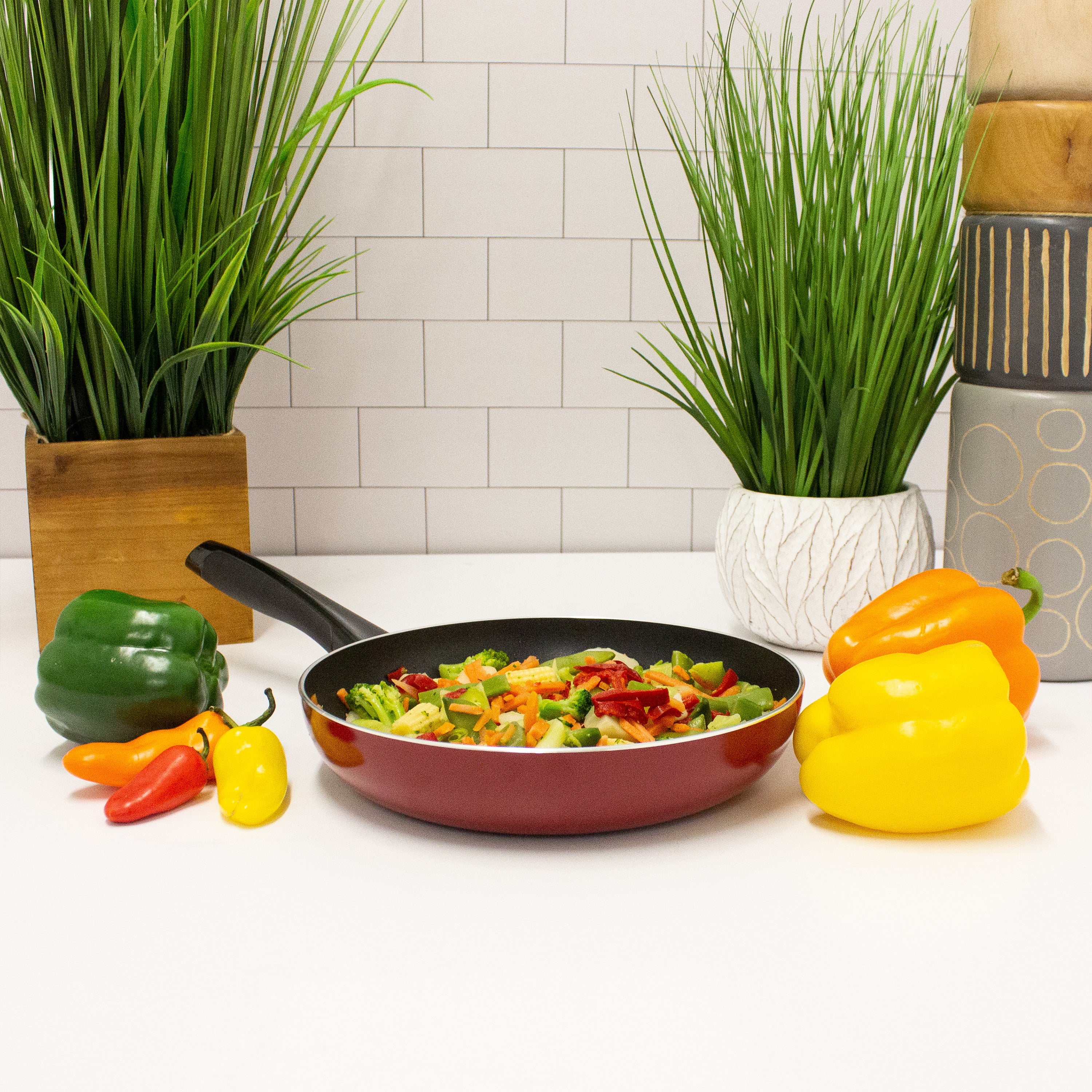 BergHOFF Geminis 2-Piece Nonstick Aluminum Fry Pan Set, 9.5 Inch, Red - Perfect for Sautéing, Frying & Cooking Eggs - Ideal for Home Kitchen & Restaurant Use