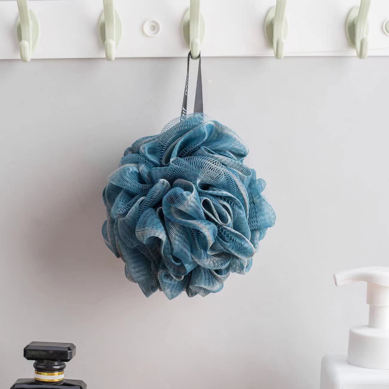 Exfoliating Dark Blue Loofah Sponge for Men & Women - Gentle Skin Care Bath & Shower Accessory (1 Pack, 50g) - Perfect for Deep Cleansing & Relaxing Spa Experience at Home
