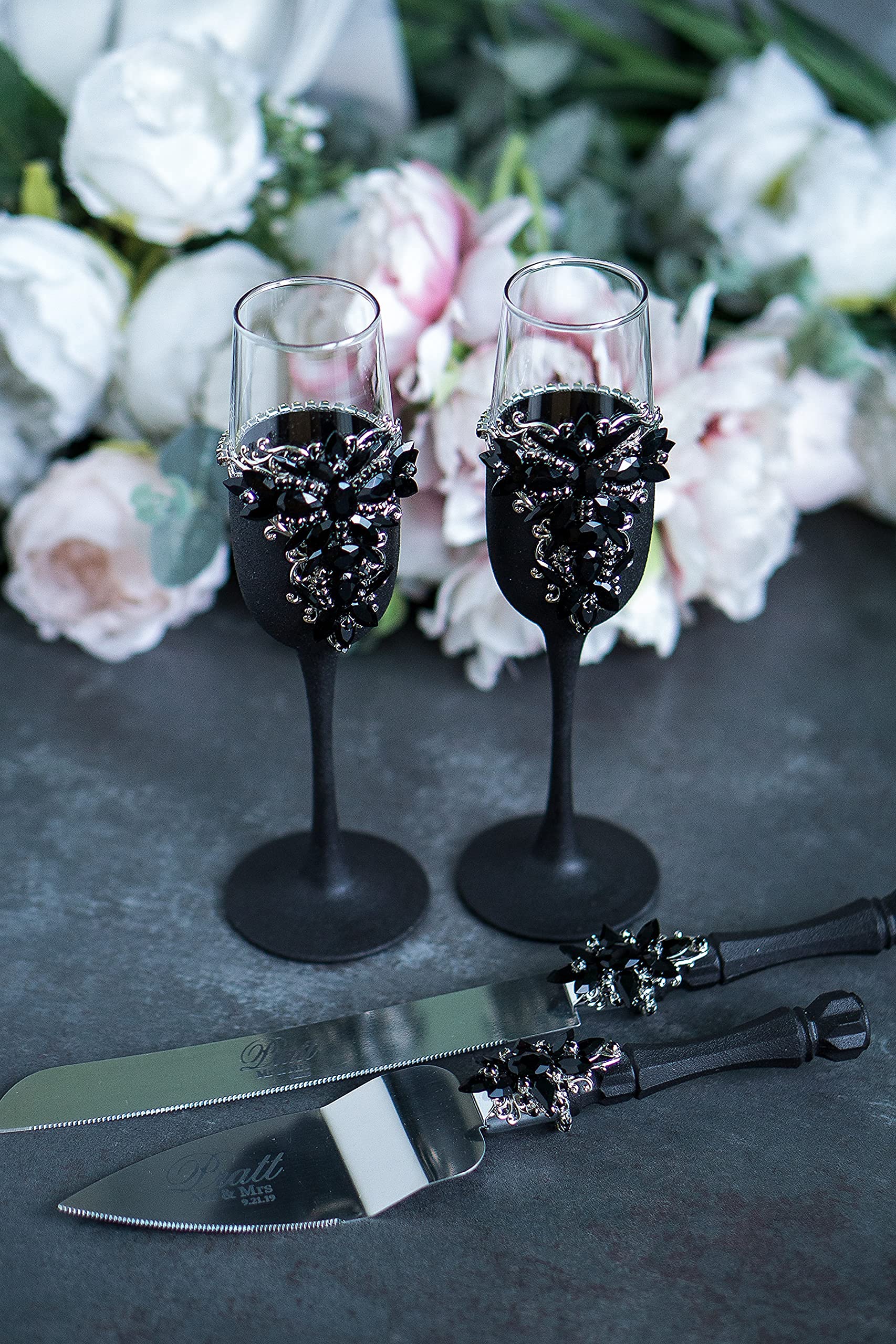 Elegant Black Wedding Flutes & Cake Server Set for Bride and Groom - Engraved Champagne Glasses & Cake Knife - Perfect for Wedding Reception, Anniversary & Romantic Celebrations