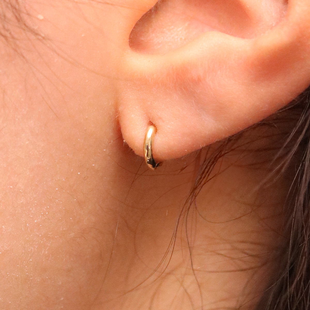 6mm Huggie Hoop Earrings for Women - Gold & Silver Small Huggie Earrings for Daily Wear, Minimalist Dainty Huggies for Cartilage, Lobe Piercing - Perfect for Work, Date Night & Casual Outfits