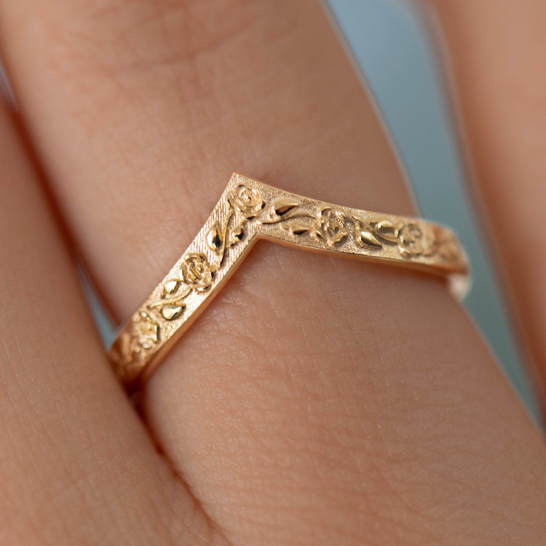 Elegant Gold Chevron Wedding Band with Embossed Roses - Perfect for Bridal Jewelry, Anniversary Gifts & Romantic Occasions
