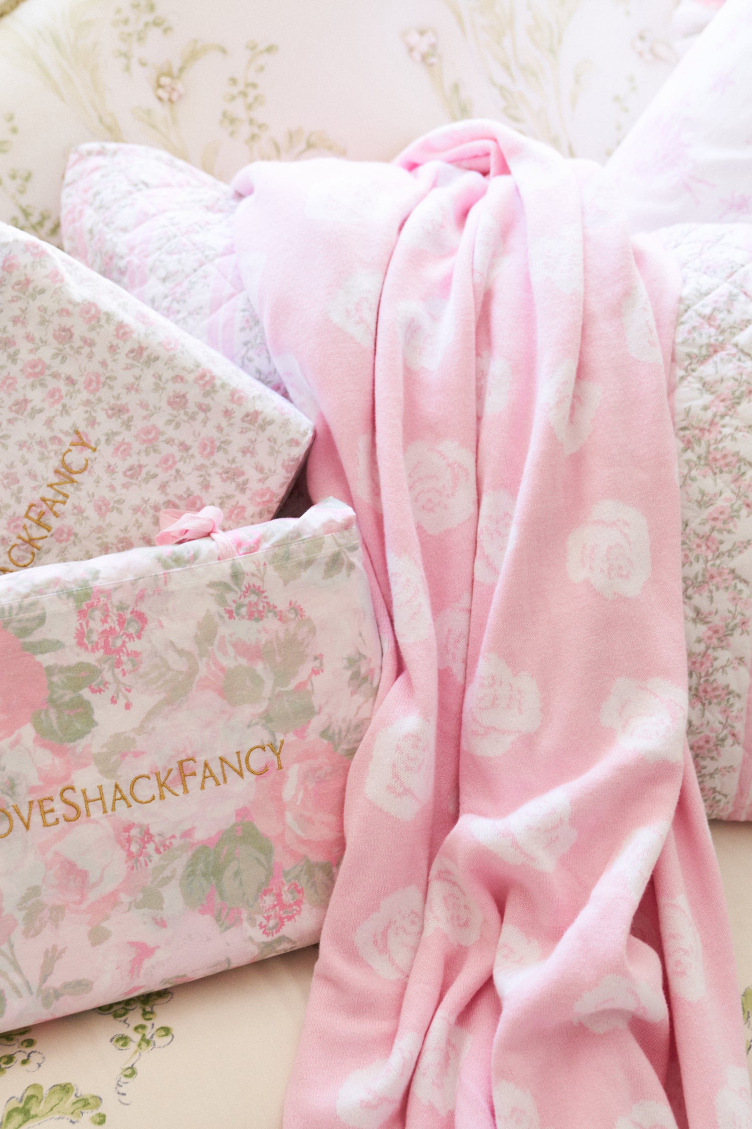 Luxury Rose Jacquard Blanket - Soft & Elegant Floral Design Throw Blanket for Bed, Couch, Sofa - Perfect for Home Decor, Gifts, and Cozy Nights