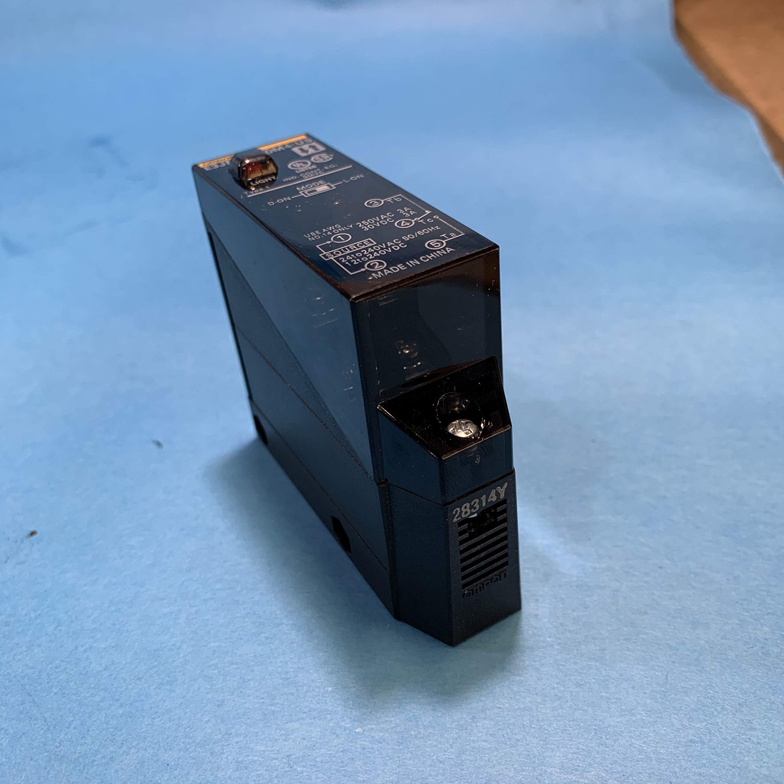 OMRON E3JM-DS70M4-US Photoelectric Switch Sensor - 12-240VDC/24-240VAC, 700mm Sensing Distance, Diffuse-Reflective, SPDT Output - Universal Voltage for Industrial Automation & Machine Safety Applications