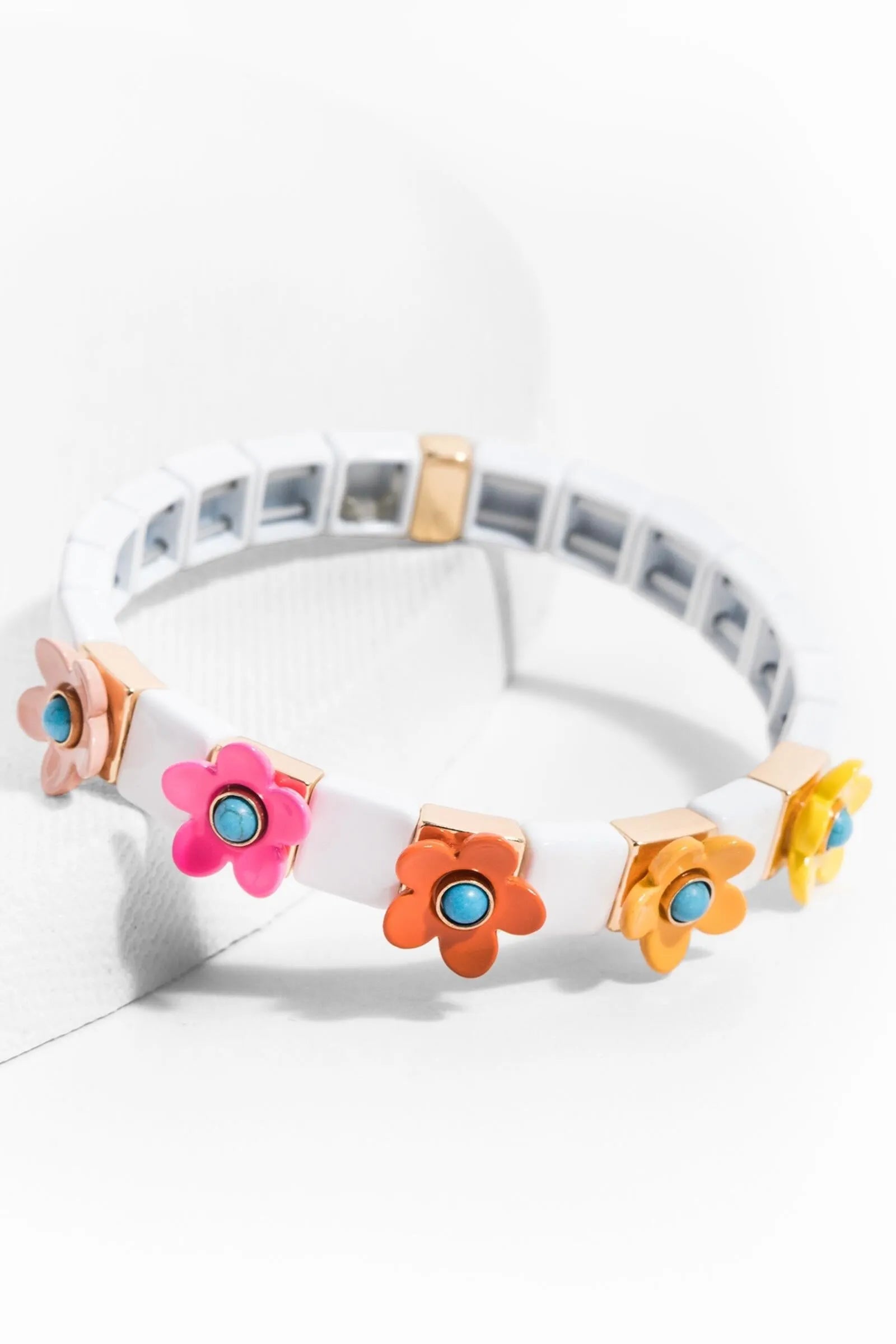 Charming Daisy Delight Enamel Bracelet for Women - Dainty Floral Fashion Jewelry Gift for Her - Perfect for Casual Wear, Date Nights & Special Occasions