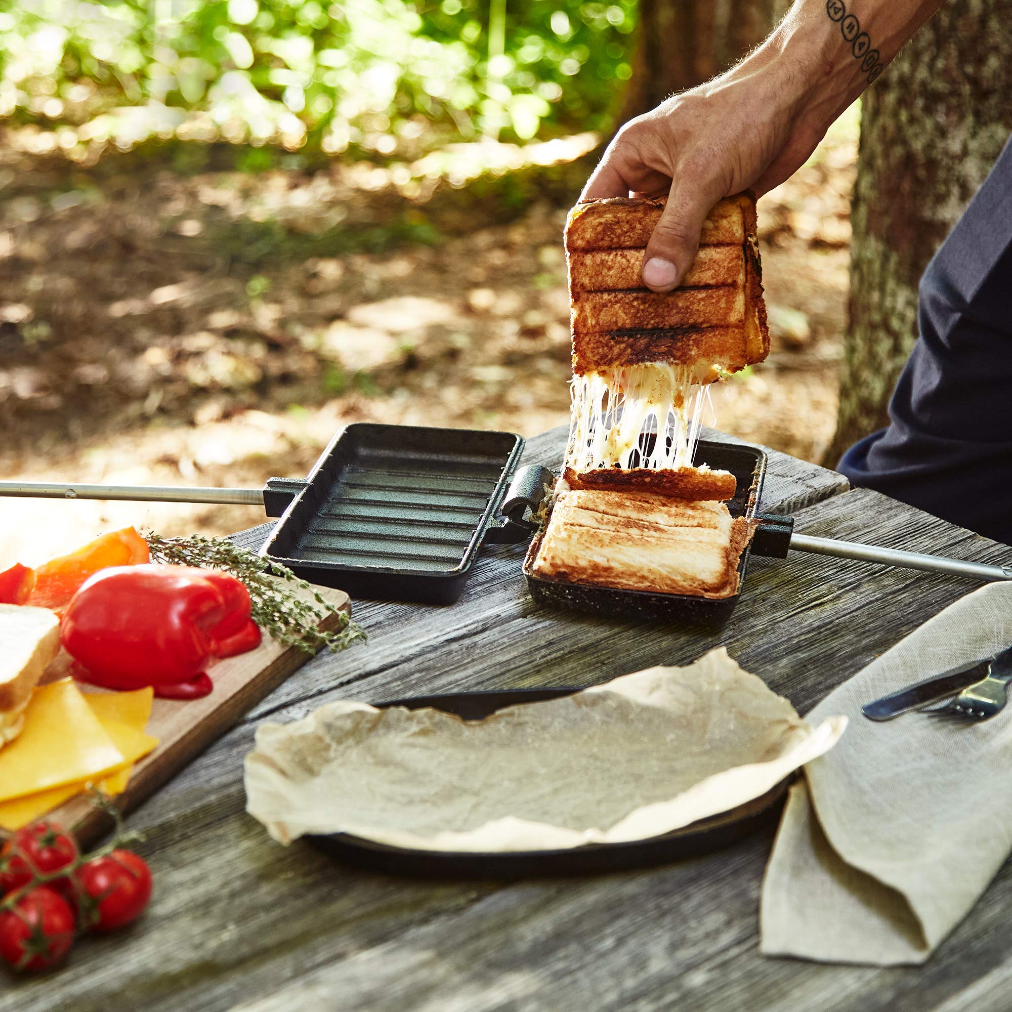 Uno Casa XL Cast Iron Pie Irons Sandwich Maker - Heavy Duty Campfire Cooking Tool for Toasted Pies, Sandwiches & Desserts - Includes Recipe Book - Perfect for Camping, Hiking & Outdoor Adventures