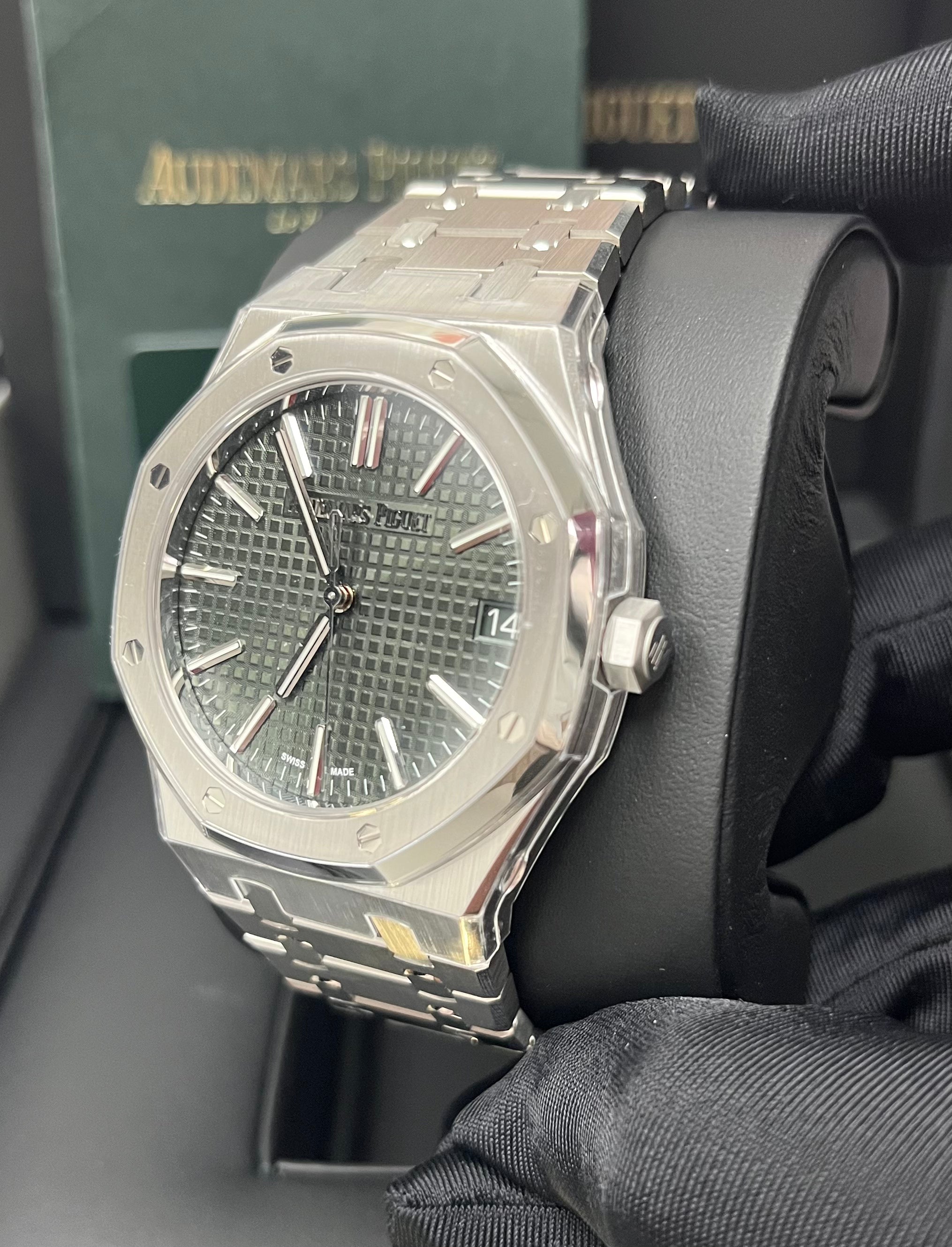 Audemars Piguet Royal Oak 41mm Selfwinding Stainless Steel Watch with Green Dial 15510ST.OO.1320ST.09 - Luxury Timepiece for Men, Perfect for Business Meetings & Formal Events