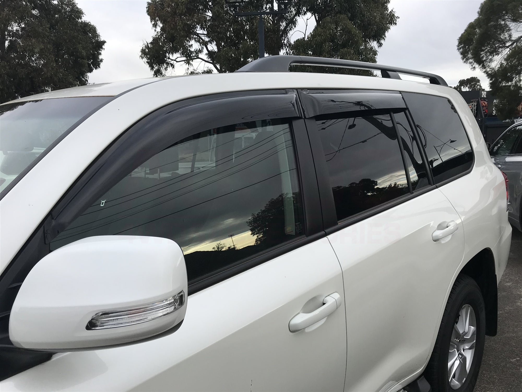 Weather Shields & Bonnet Protector for Toyota Land Cruiser 200 LC200 (2016-2021) - Rain & Sun Protection for Off-Road Adventures & Daily Commute
