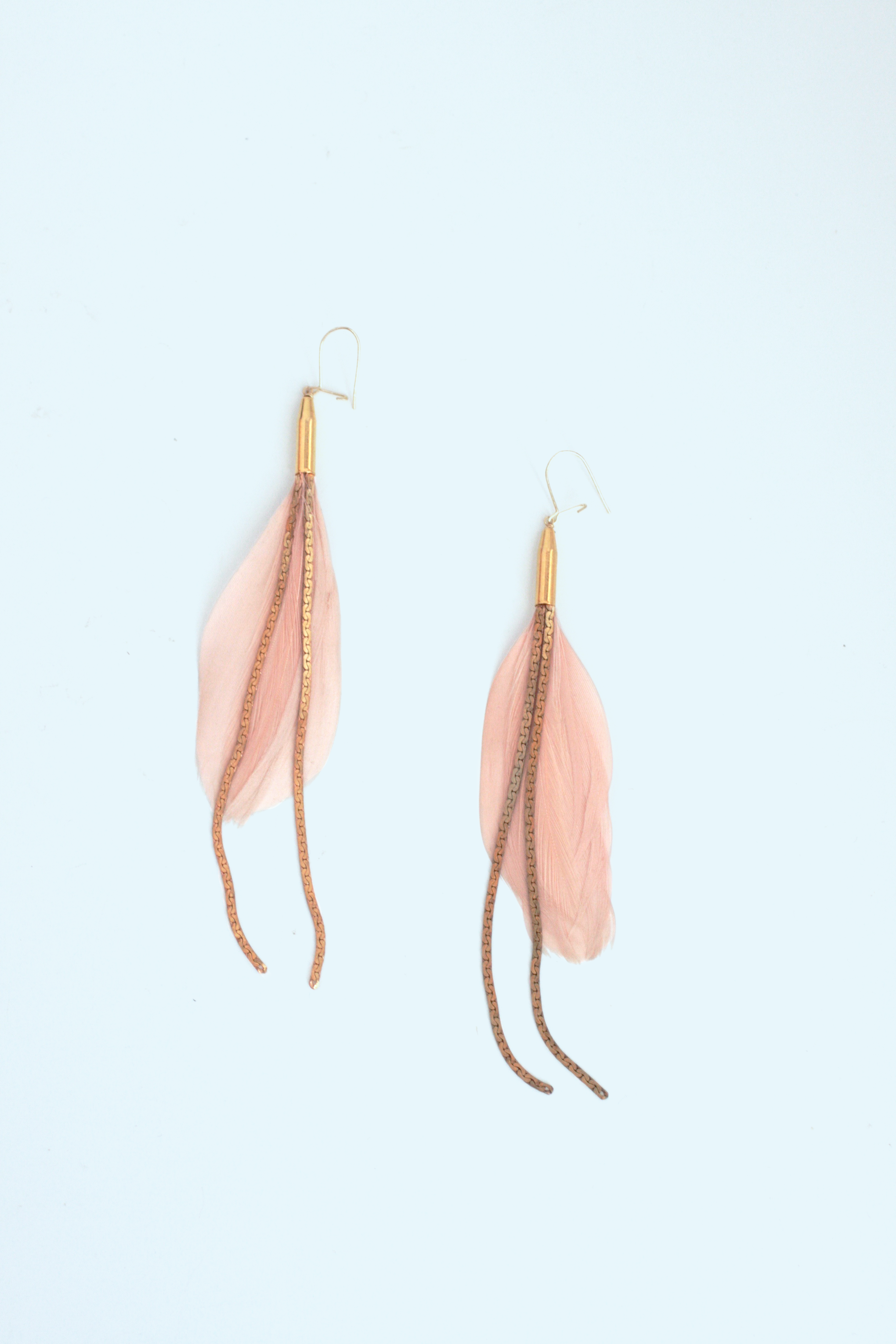 Vintage Chain and Feather Melange Blush Necklace - Elegant Bohemian Jewelry for Women, Perfect for Parties, Weddings & Everyday Wear