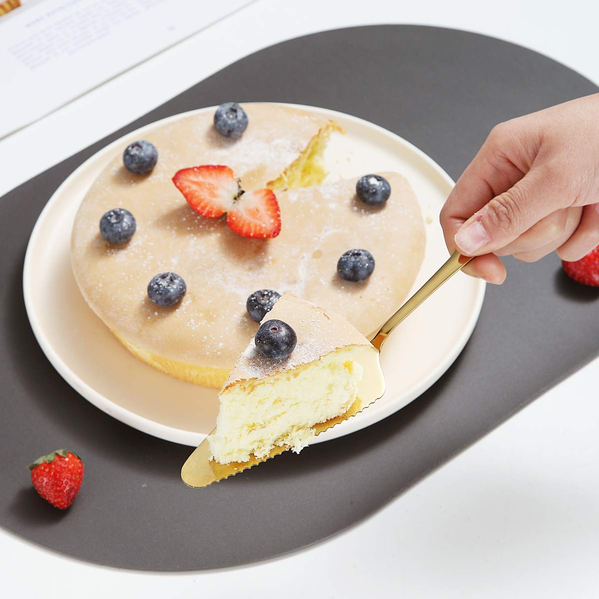 Kyraton 4-Piece Gold Cake Pie Pastry Server Set - Stainless Steel Wedding Cake Knife & Server, Elegant Golden Cake Cutter for Weddings, Parties & Special Occasions - Perfect for Birthday Cakes, Dessert Tables & Buffet Serving