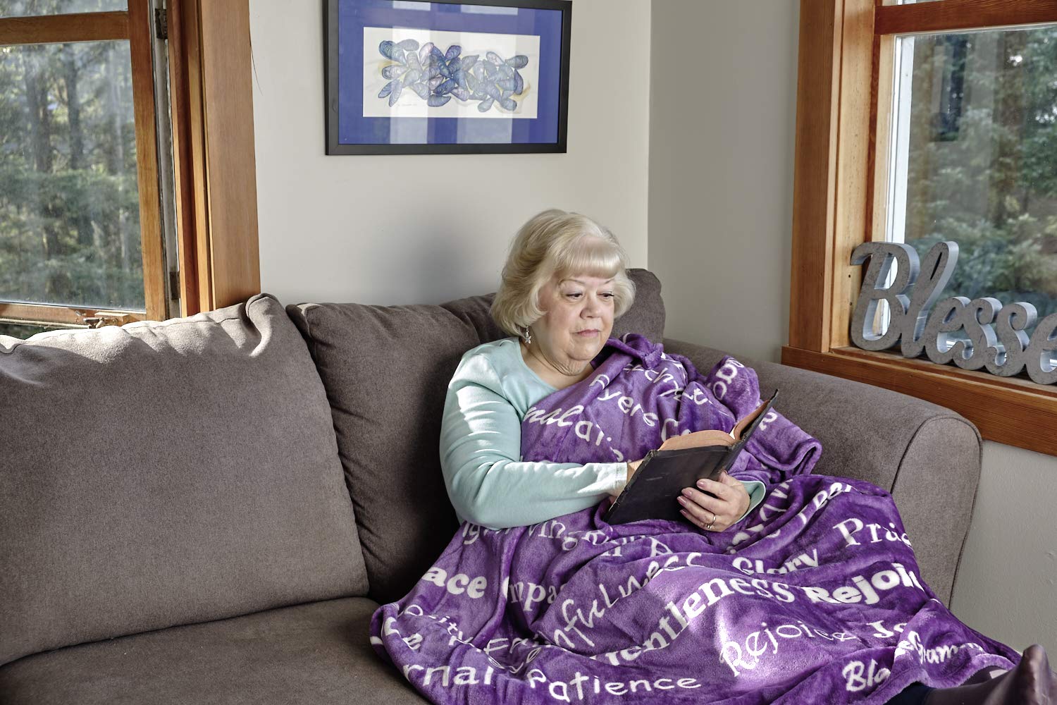 BlankieGram Soft & Cozy Grandmother Throw Blanket - Perfect Gift for Grandma, Women & Family - Luxurious Purple Fleece Blanket for Cuddling, Sofa Lounging & Bedroom Decor