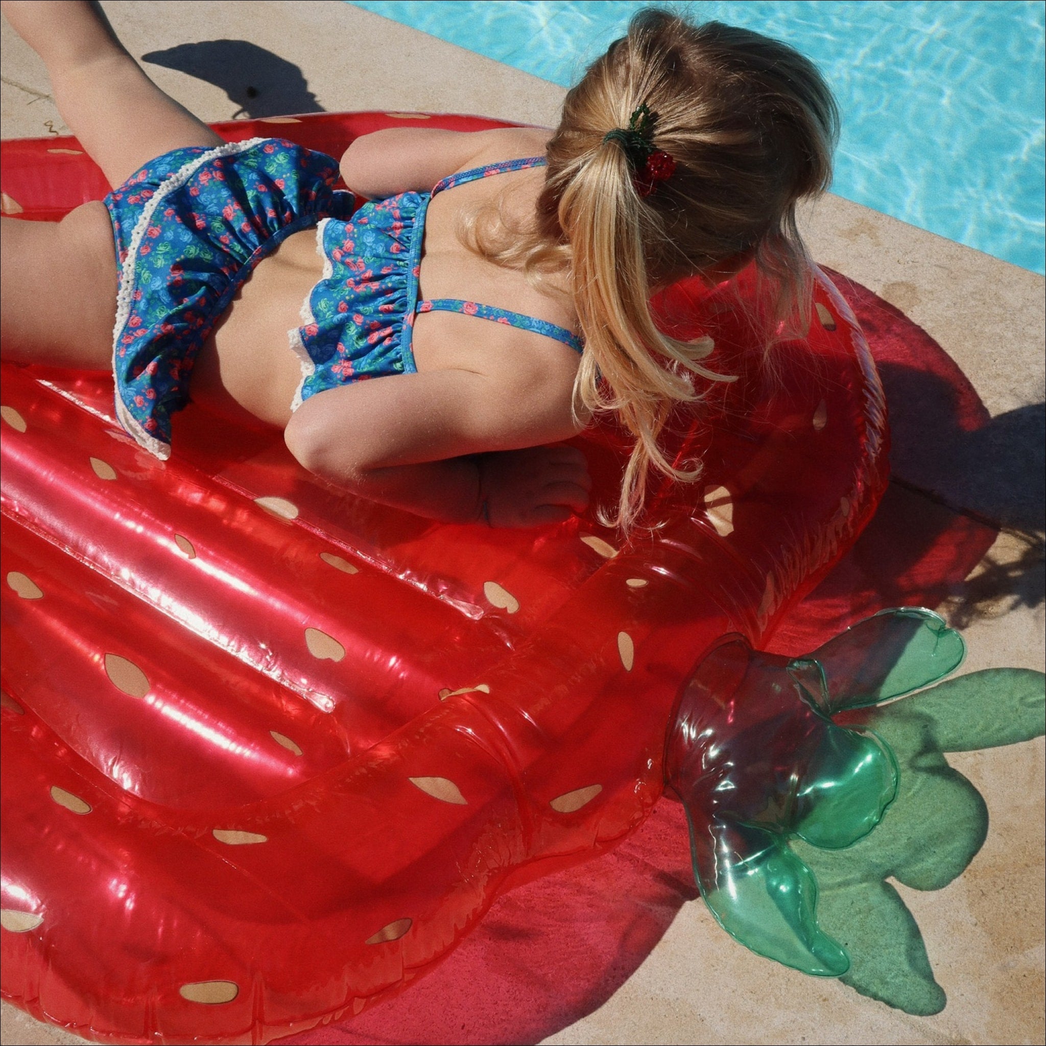 KONGES SLØJD Kids Inflatable Pool Strawberry Float - Fun Summer Water Toy for Toddlers & Children - Perfect for Backyard Pools, Beach Trips, and Outdoor Water Play