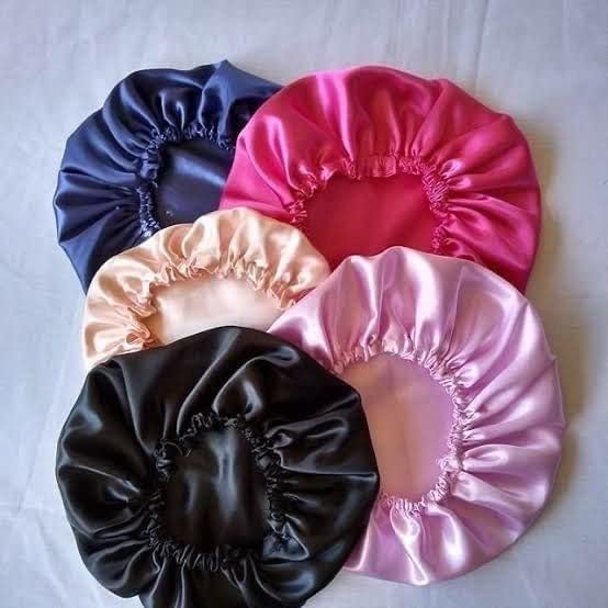 UVII Silk Hair Cap with 3 Satin Scrunchies - Adjustable Bonnet for Curly Hair, Sleeping & Slipping Prevention - Perfect for Nighttime Hair Care & Travel