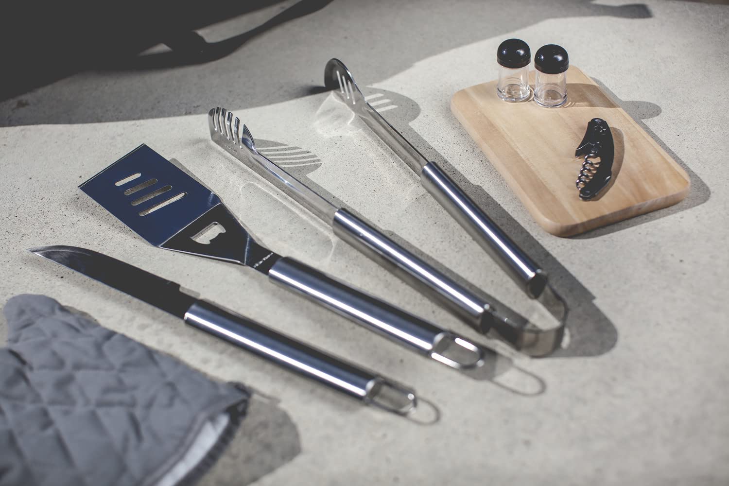 PICNIC TIME NCAA BBQ Kit Cooler Tote with Grill Tools & Accessories - Perfect for Tailgating, Beach Parties, and Outdoor Cooking