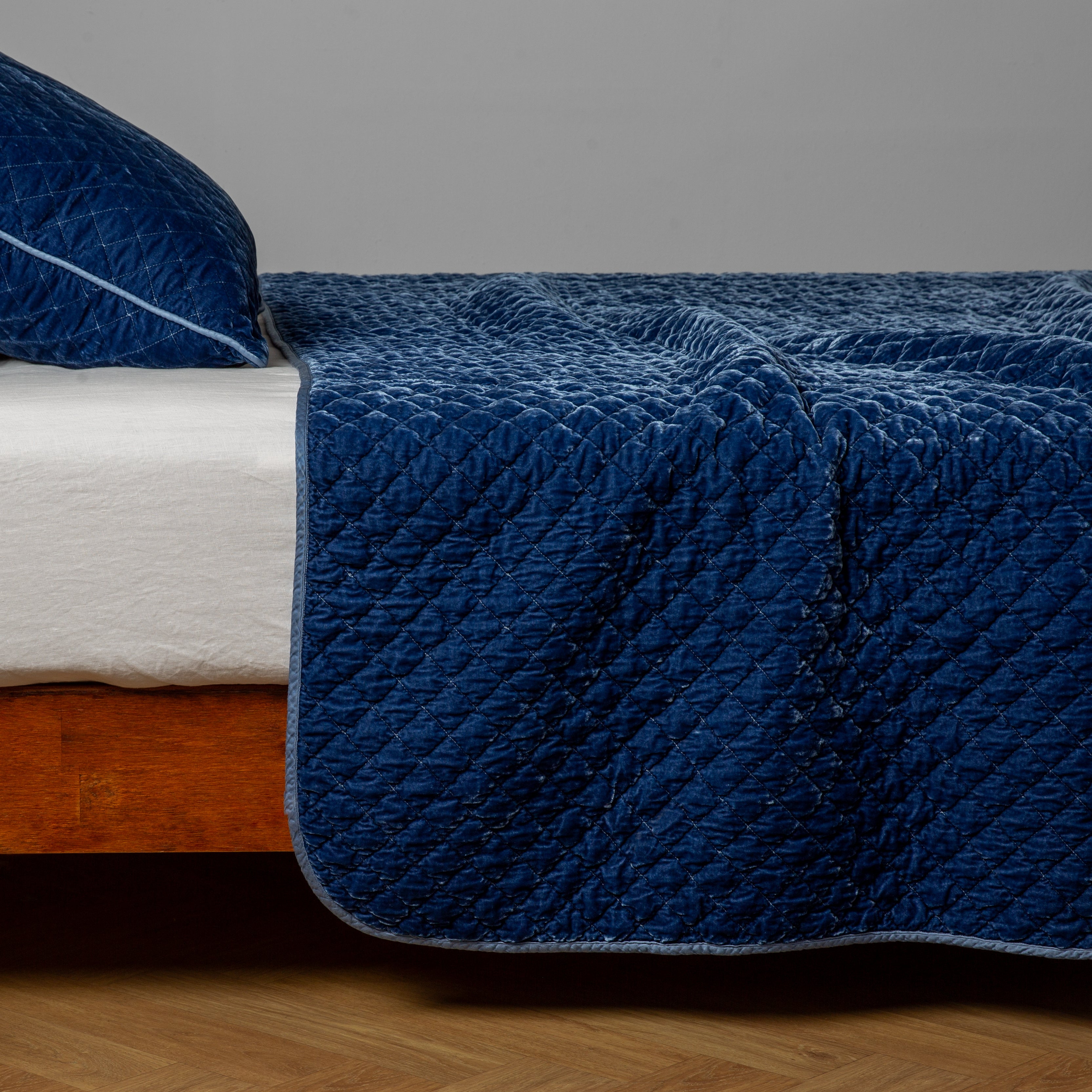 Luxury Silk Velvet Quilted Coverlet - Soft & Breathable Bedspread for All Seasons | Perfect for Master Bedroom, Guest Room & Cozy Home Decor