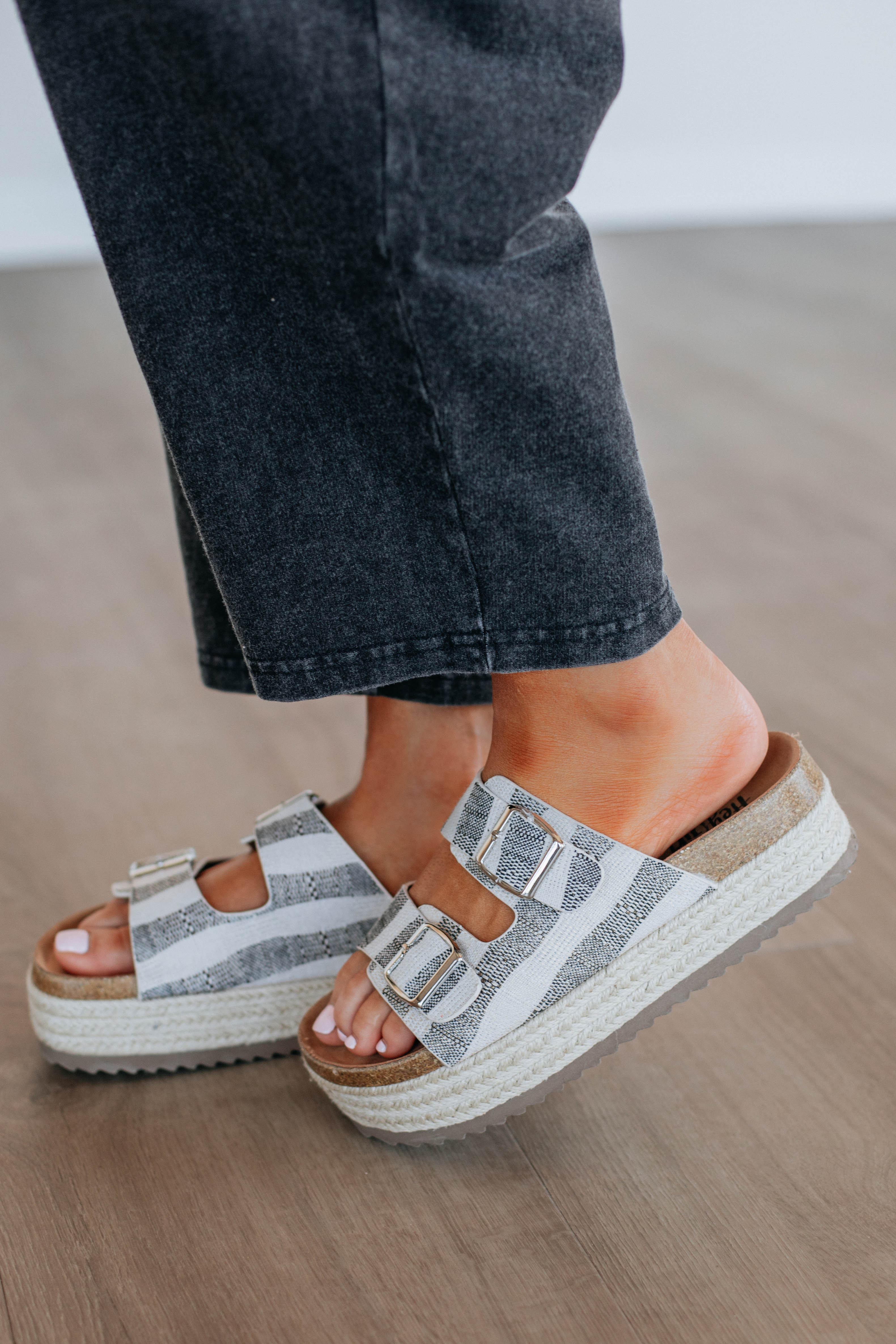 Effortless Edge Sandals - Women's Comfortable Slide Sandals for Summer | Casual Beach Walking, Vacation Outfits, Poolside Lounging