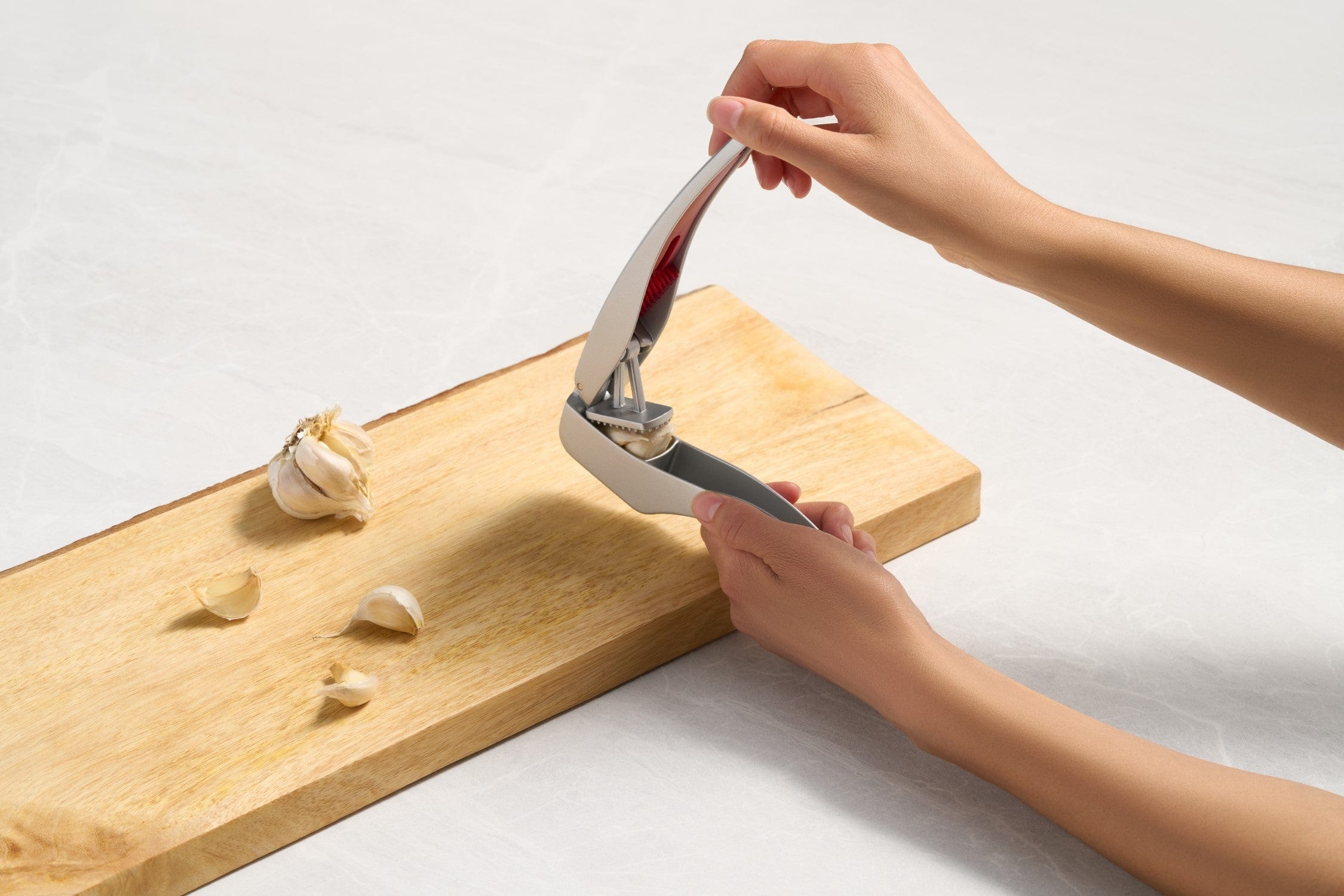 Zyliss Susi 3-in-1 Garlic Press with Built-in Cleaner - Stainless Steel Garlic Crusher, Mincer and Peeler - Perfect for Cooking, Baking & Meal Prep