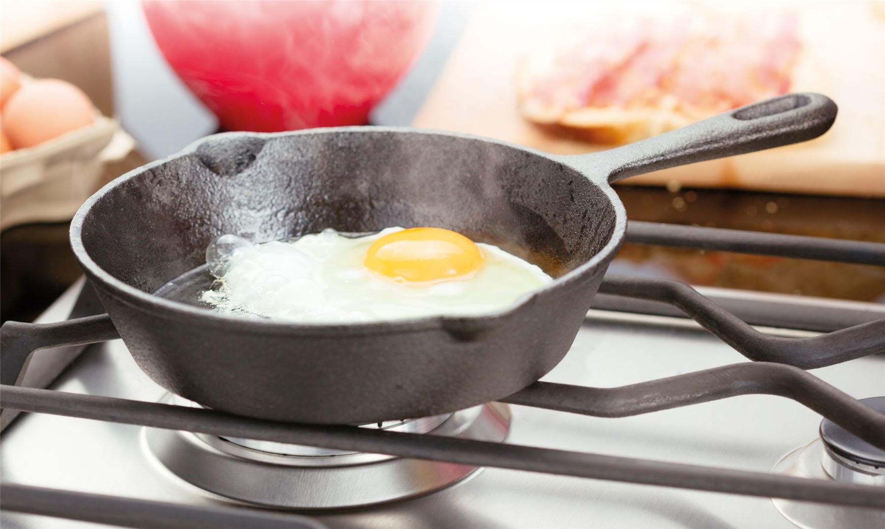 Judge Speciality JST10 18cm Cast Iron Skillet - Induction Ready, Oven Safe, Heavy Duty Frying Pan with 5-Year Warranty & Gift Box - Perfect for Searing, Baking & Camping Cooking