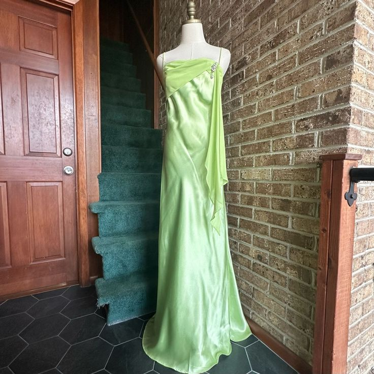 Elegant Green Satin Long Prom Dress - Vintage Formal Evening Gown for Homecoming, Wedding & Special Occasions | Style J5227