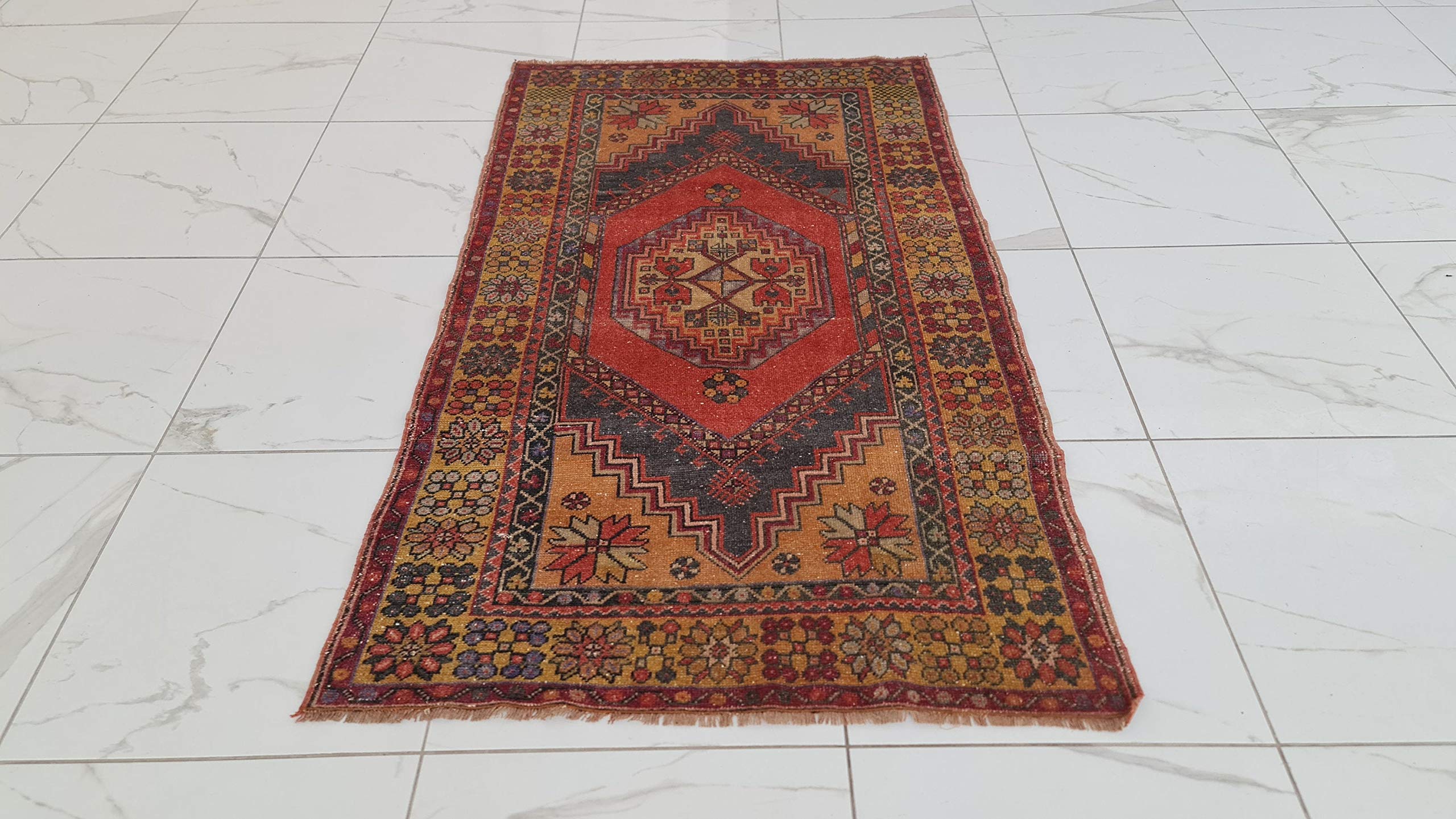 Vintage Red Wool Kilim Rug – Handmade Turkish Boho Anatolian Area Rug for Living Room, Eclectic Ethnic Design – Perfect for Bohemian, Farmhouse & Eclectic Home Decor