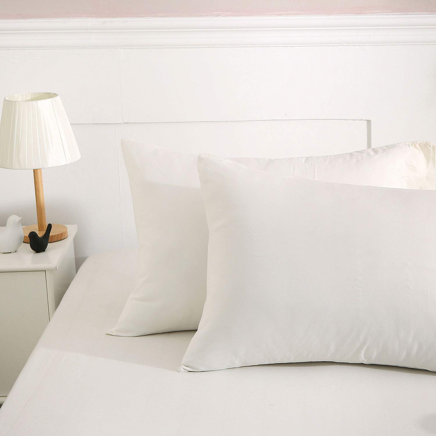 Premium Queen Size Pillowcases (2-Pack) - 2000 Thread Count Ivory Microfiber, Ultra Soft & Breathable Bedding - Perfect for Home, Hotel, and Guest Room Use