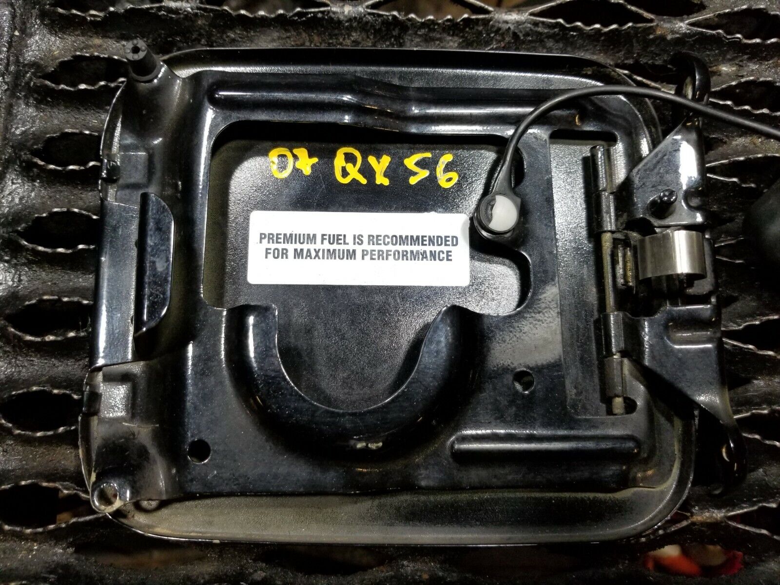 2004-2007 Infiniti QX56 OEM Fuel Tank Door Lid with Gas Cap Replacement - Perfect for Off-Roading & Daily Commutes