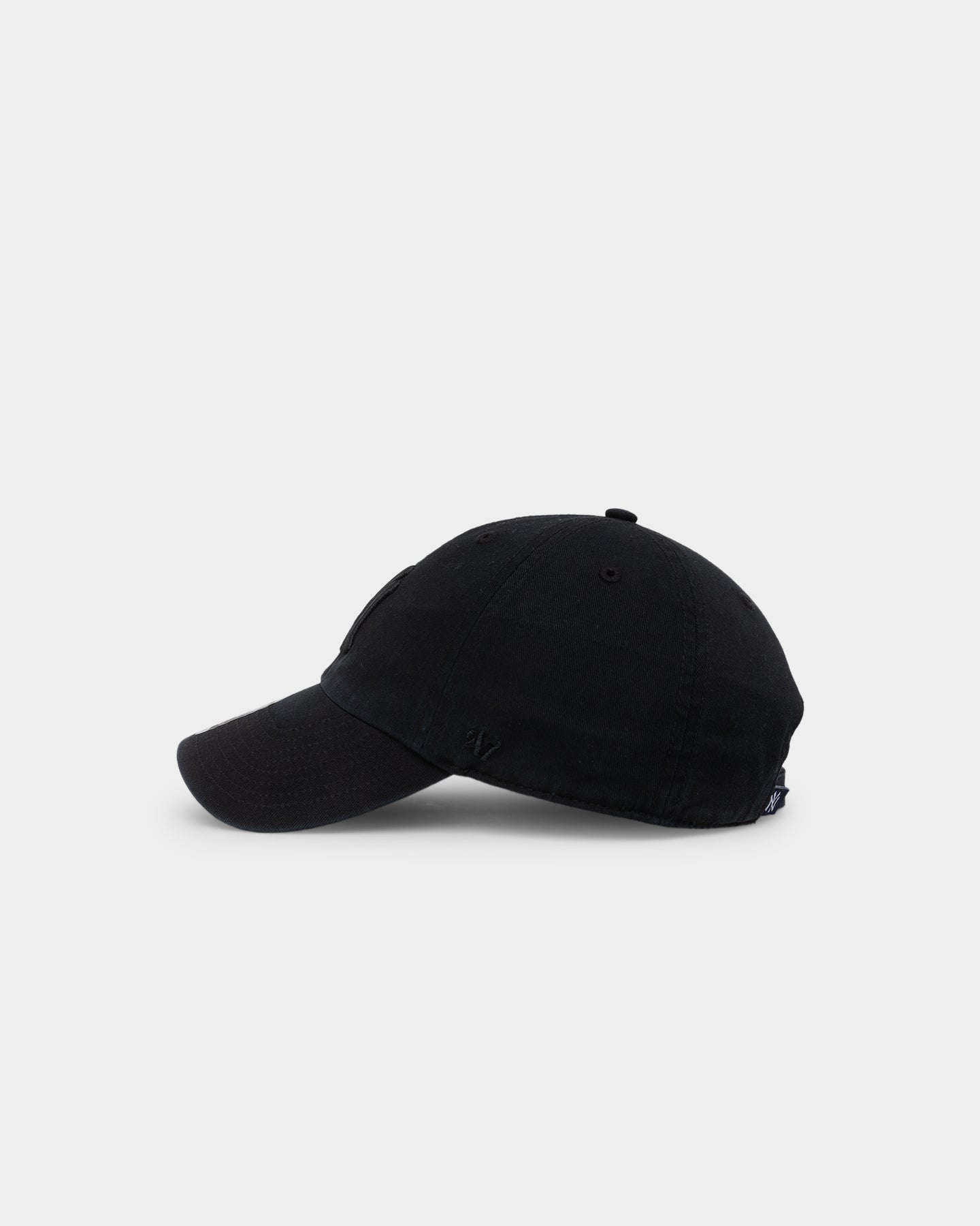 New York Yankees 47 Brand Clean Up Strapback Hat - Black/Black Adjustable Snapback for Baseball Fans - Perfect for Games, Streetwear & Casual Outfits