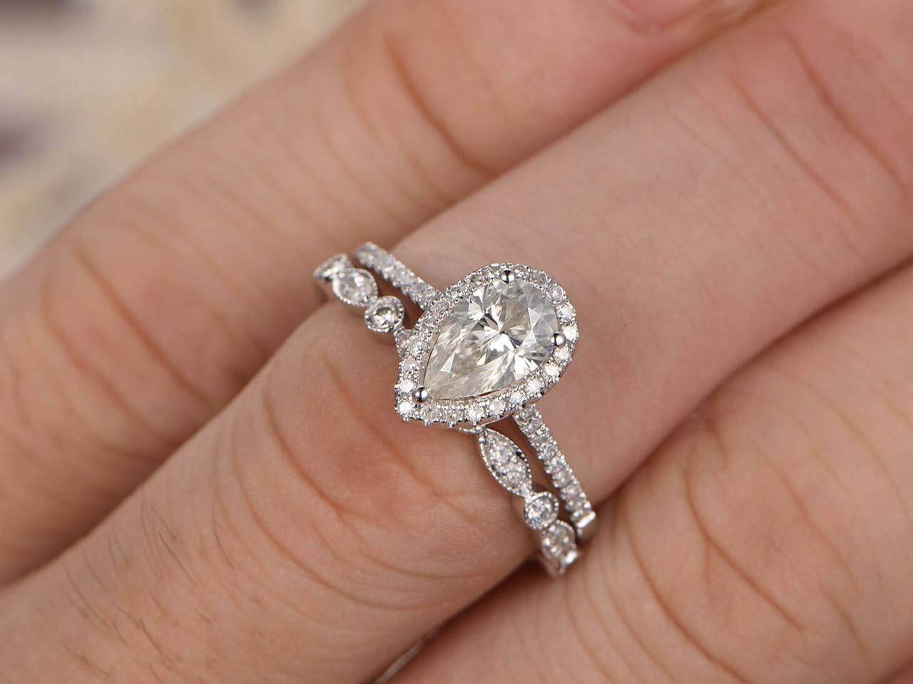 1.50 Carat Pear Cut Moissanite & Diamond Wedding Ring Set in 18k Gold Plating - Elegant Bridal Jewelry for Engagement, Proposal & Anniversary Gifts
