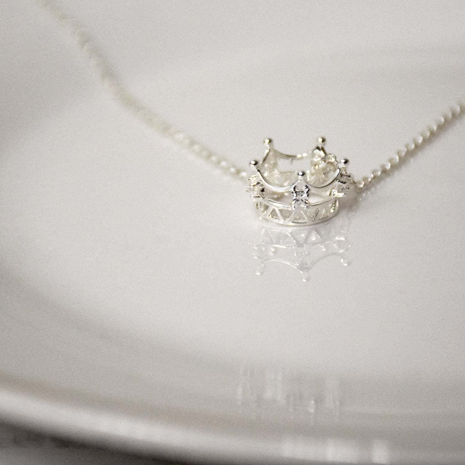 Sparkle Crown Necklace for Women - Elegant Princess Jewelry Gift for Birthday, Anniversary & Valentine's Day - Perfect for Parties, Weddings & Special Occasions