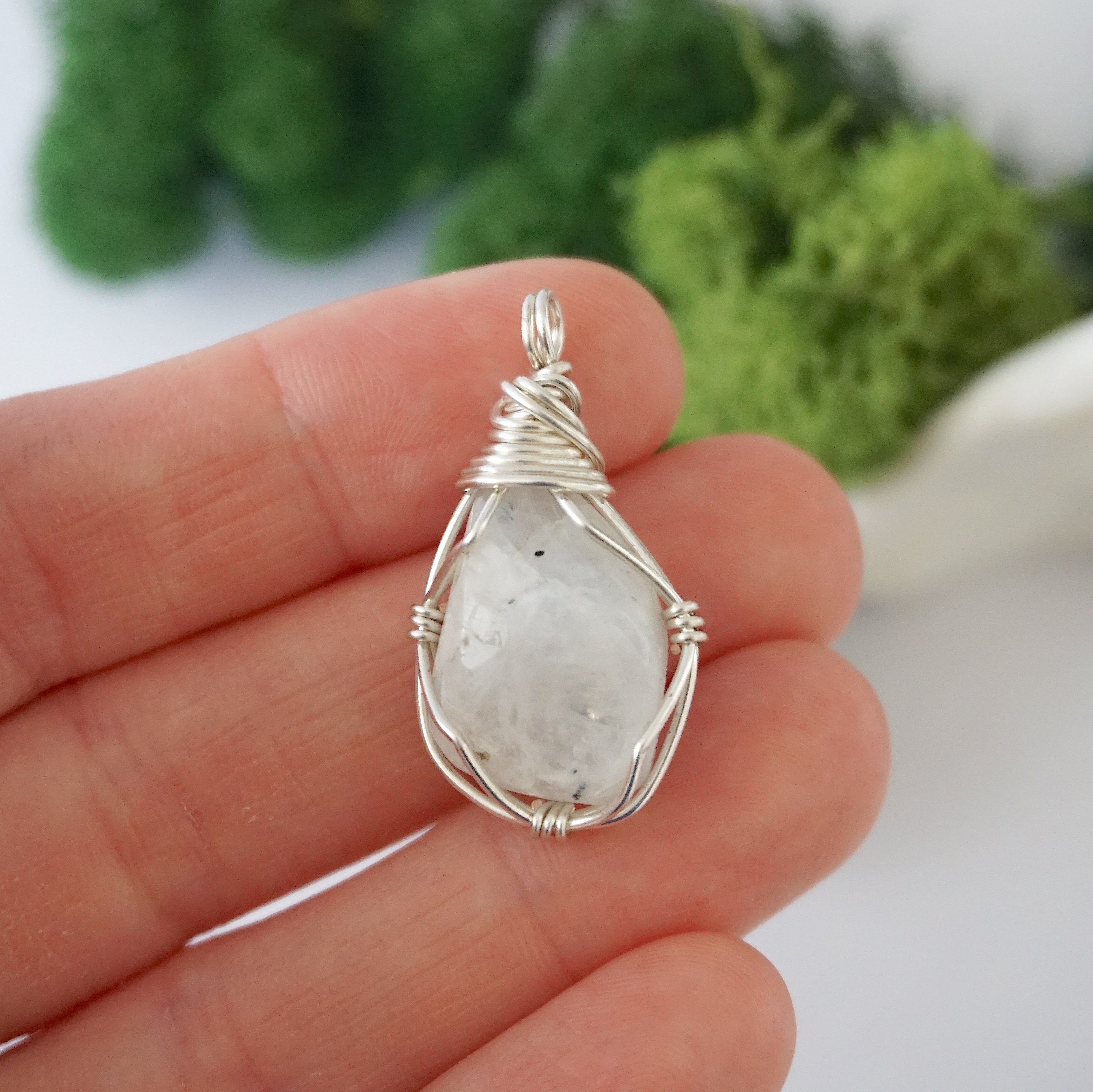 Simple Birthstone Necklace with Rainbow Moonstone Crystal - Elegant Jewelry Gift for Women, Mothers, Girlfriends | Perfect for Birthdays, Anniversaries & Special Occasions