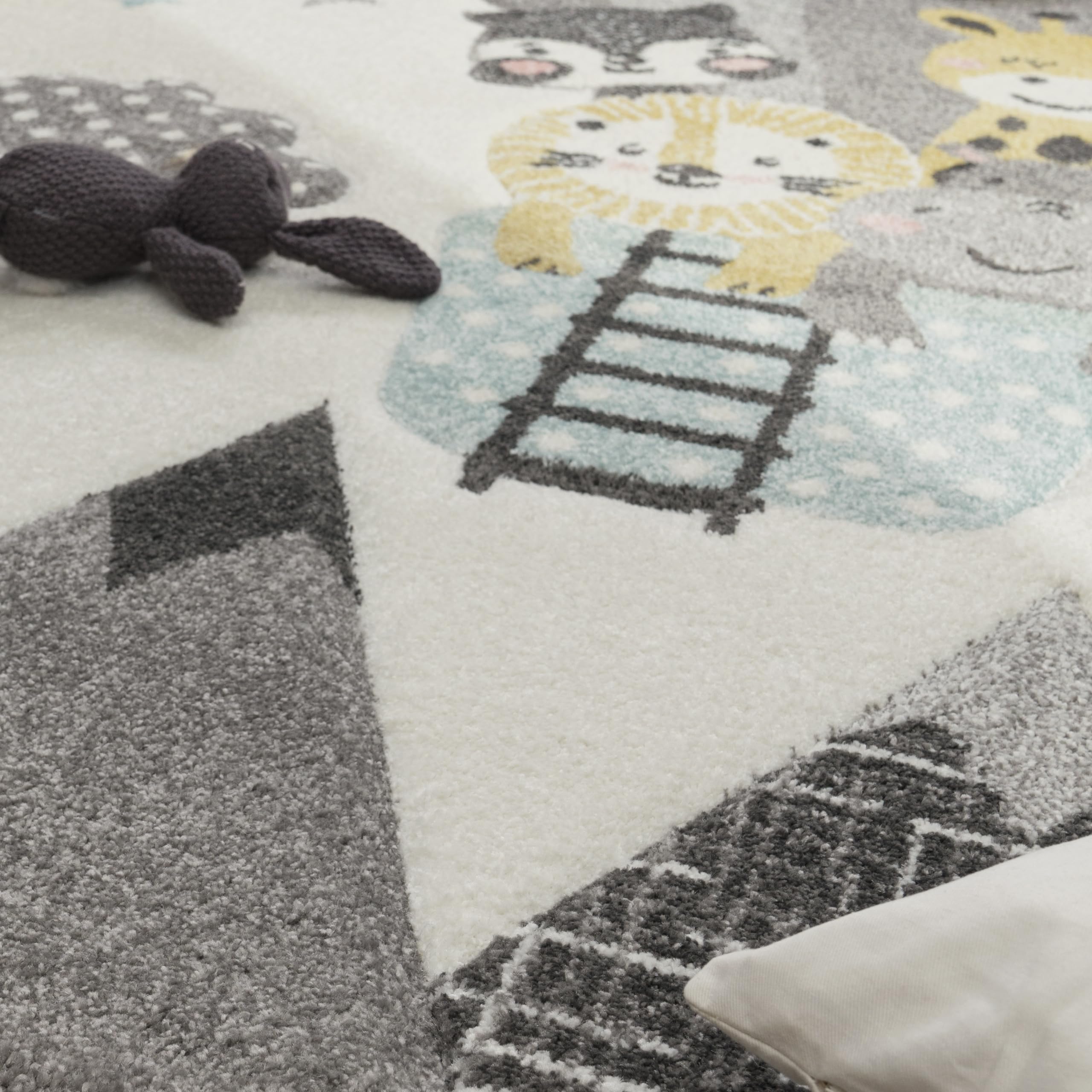 Soft Pastel Kids Rug with Cute Animals on Hot Air Balloon - 4'7