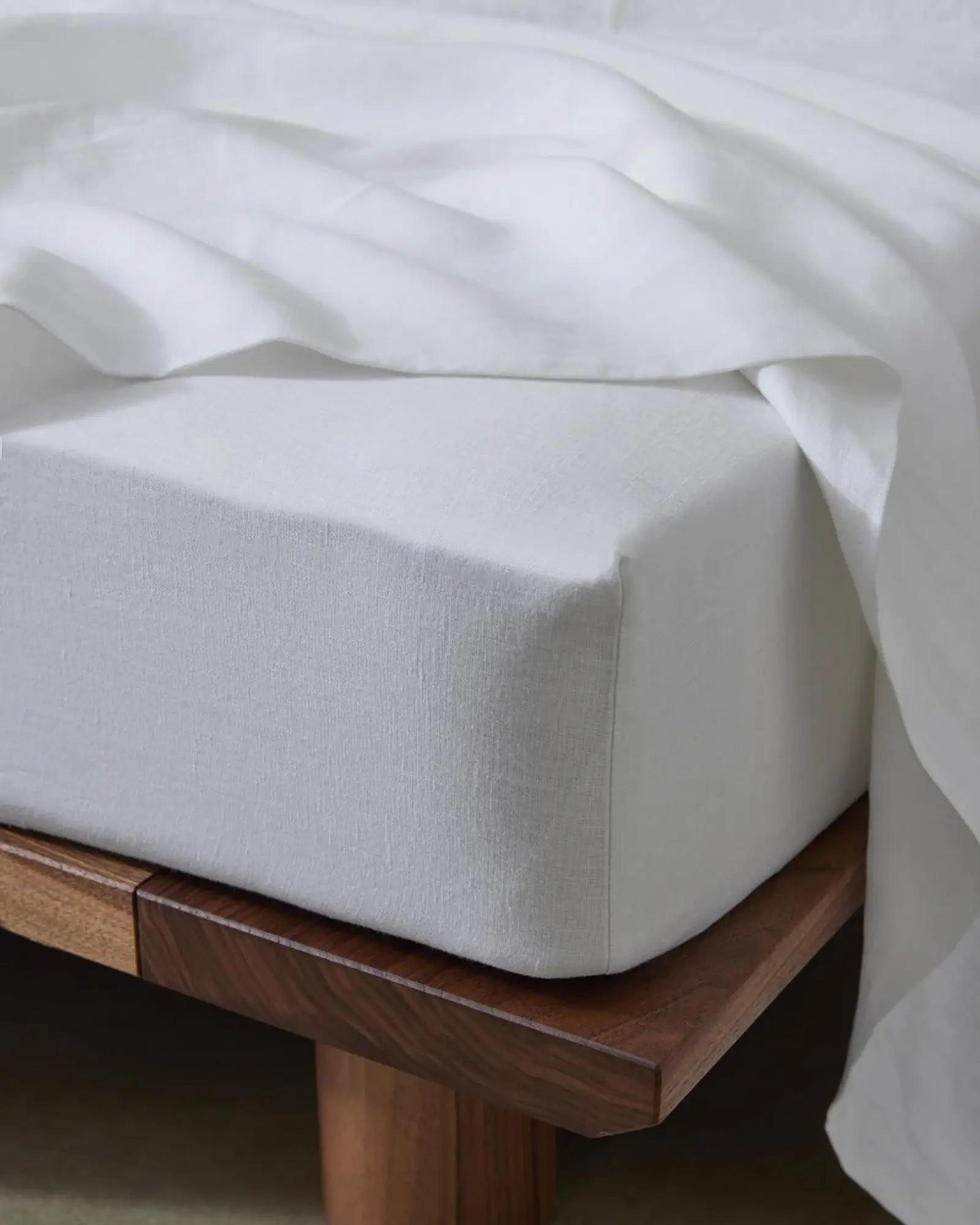Premium Ravello Fitted Sheet - White Queen Size 100% Cotton Deep Pocket Bed Sheet - Soft & Breathable for Comfortable Sleep - Perfect for Master Bedroom, Guest Room & Vacation Homes