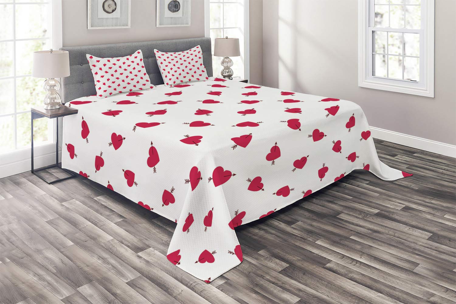 Ambesonne Valentine's Day Quilt Set - King Size 3-Piece Bedspread with 2 Pillow Shams, Cartoon Hearts & Arrows Love Romance Design in Dark Coral Brown White | Perfect for Romantic Bedroom Decor, Anniversary Gifts & Couples' Valentine's Day Presents