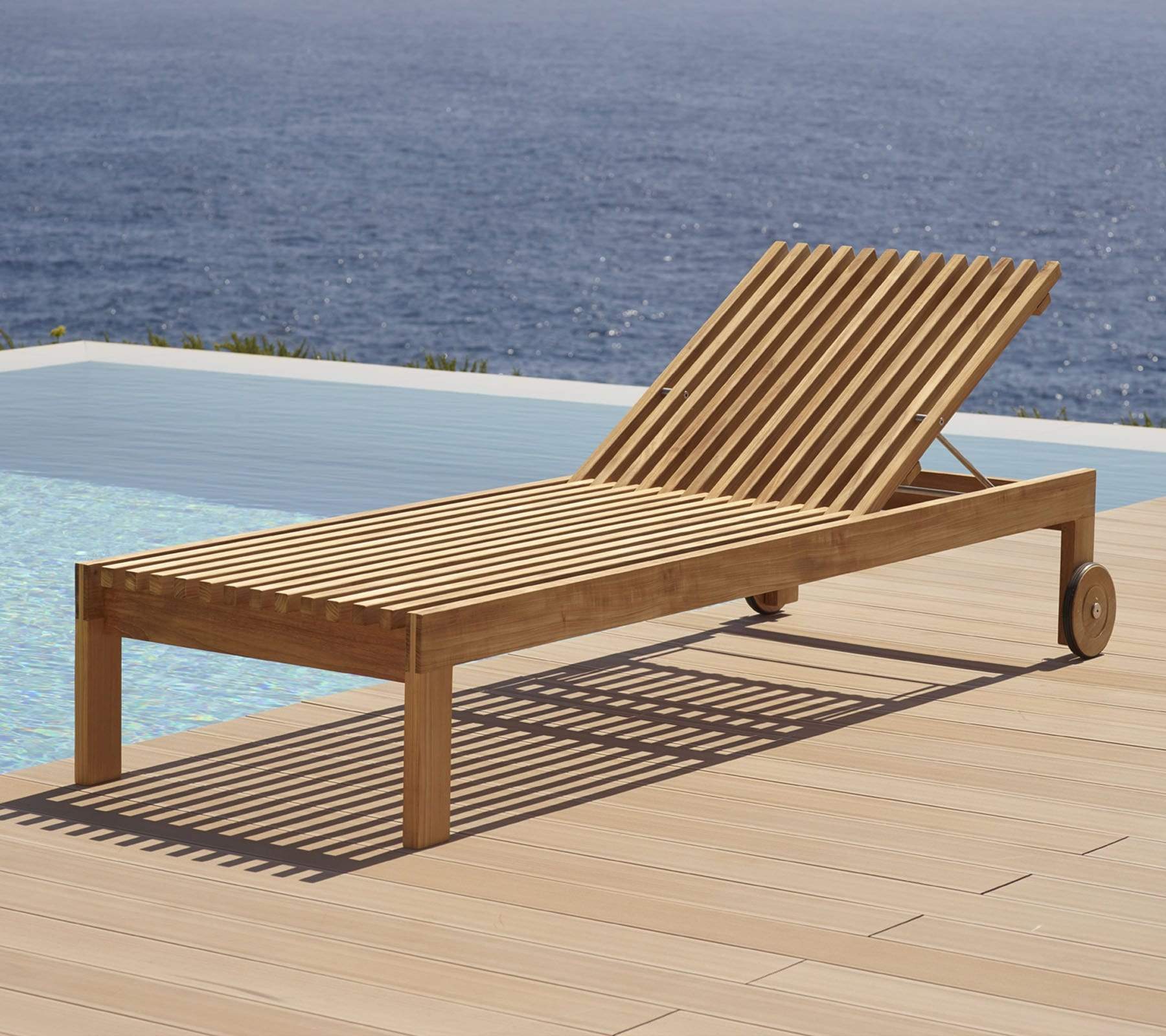 Premium Outdoor Sunbed Lounge Chair - Waterproof & UV Resistant for Patio, Poolside, Beach Relaxation | Perfect for Sunbathing, Lounging & Outdoor Leisure Activities