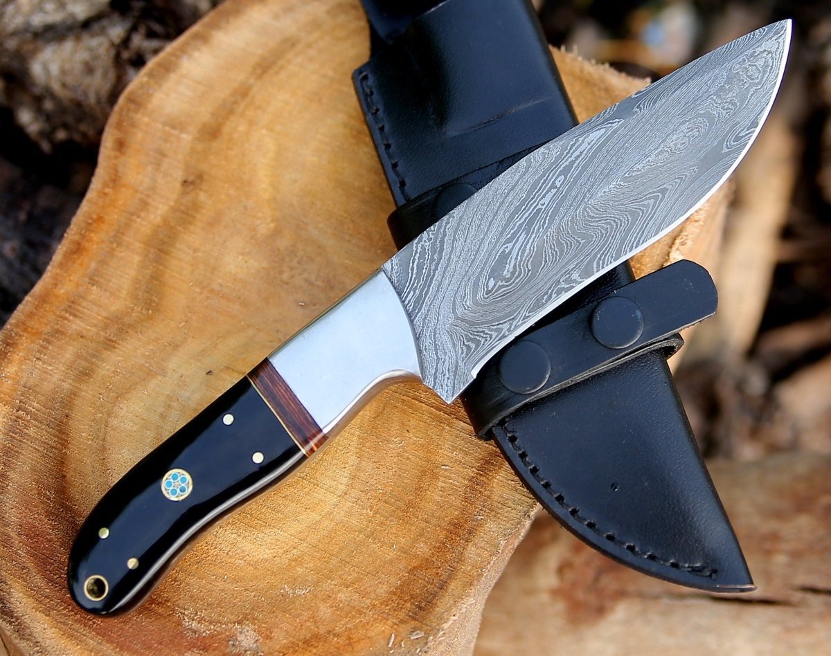 Premium Damascus Steel Hunting Knife with Horn & Rosewood Handle - Durable Outdoor Survival Tool for Camping, Hunting & Bushcraft