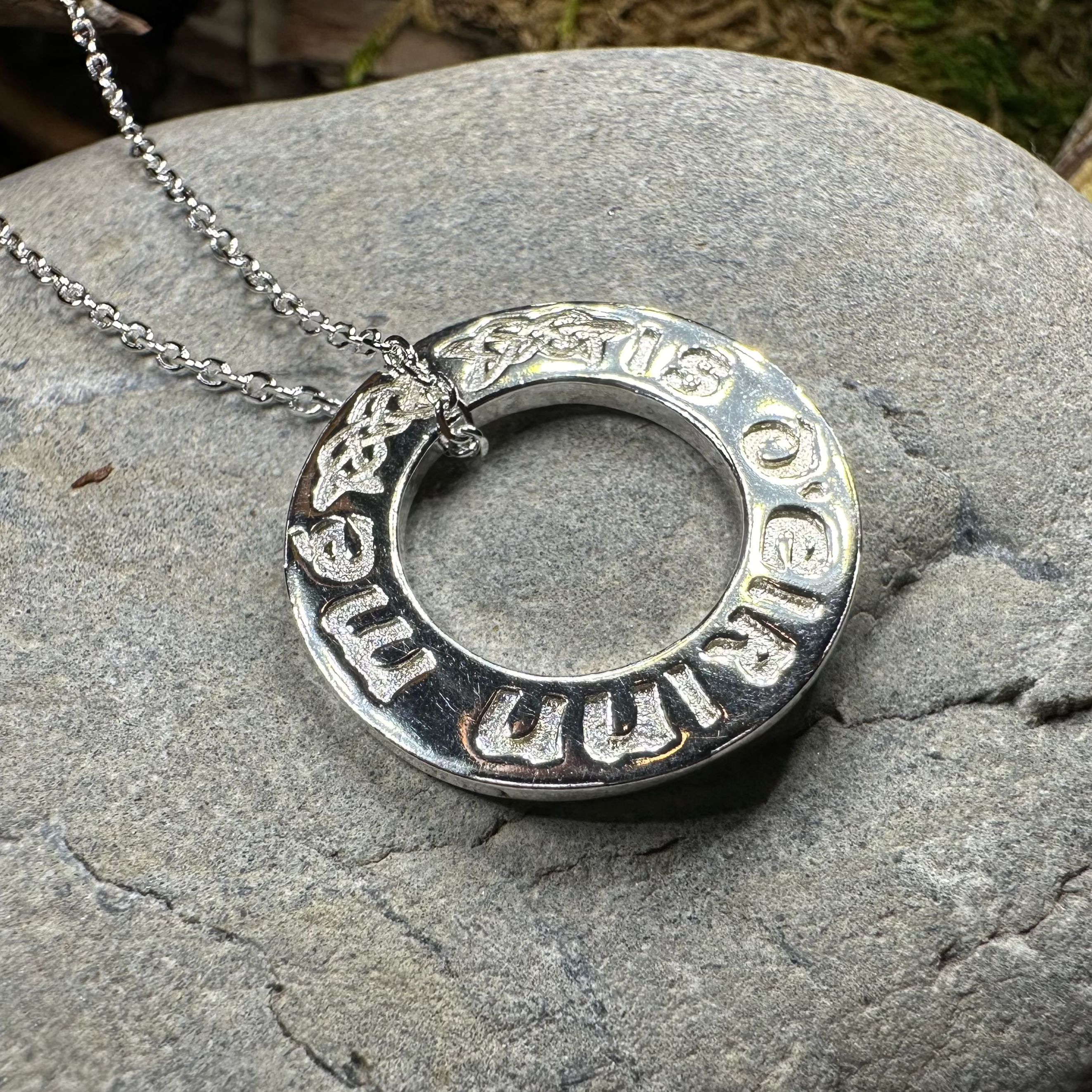 I Am Of Ireland Gaelic Necklace - Irish Heritage Pendant for Women & Men - Perfect for St. Patrick's Day, Irish Weddings & Cultural Celebrations