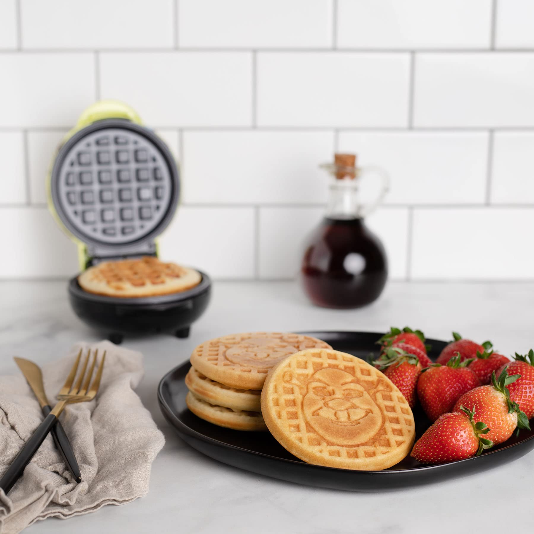 Uncanny Brands Shrek Mini Waffle Maker - Fun Cartoon Character Waffle Iron for Kids & Adults - Perfect for Breakfast, Parties & Gifts