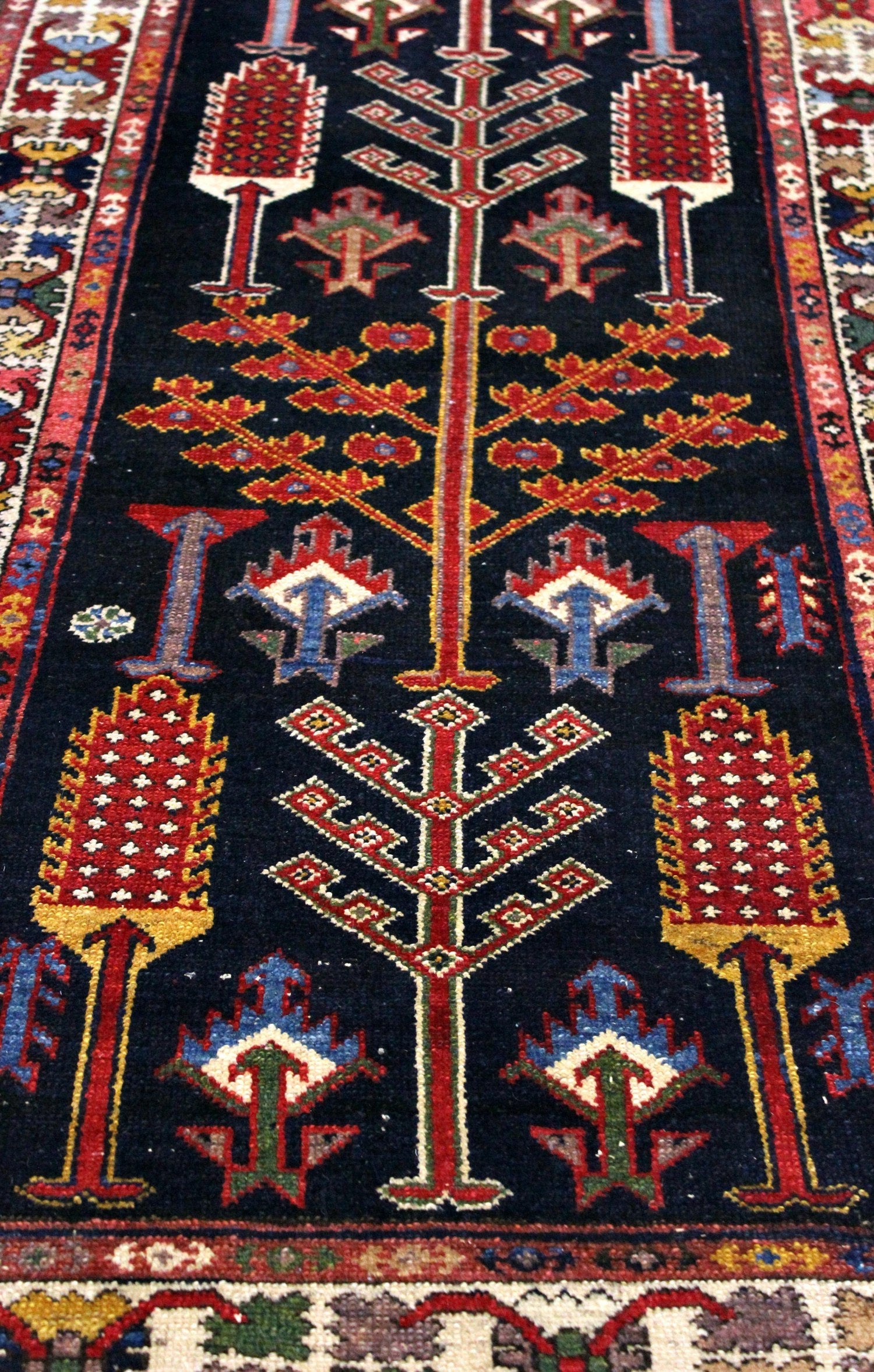 Antique Bakhtiari Handwoven Tribal Rug - Authentic Persian Wool Carpet - J67495 - Perfect for Living Room, Bedroom & Home Decor