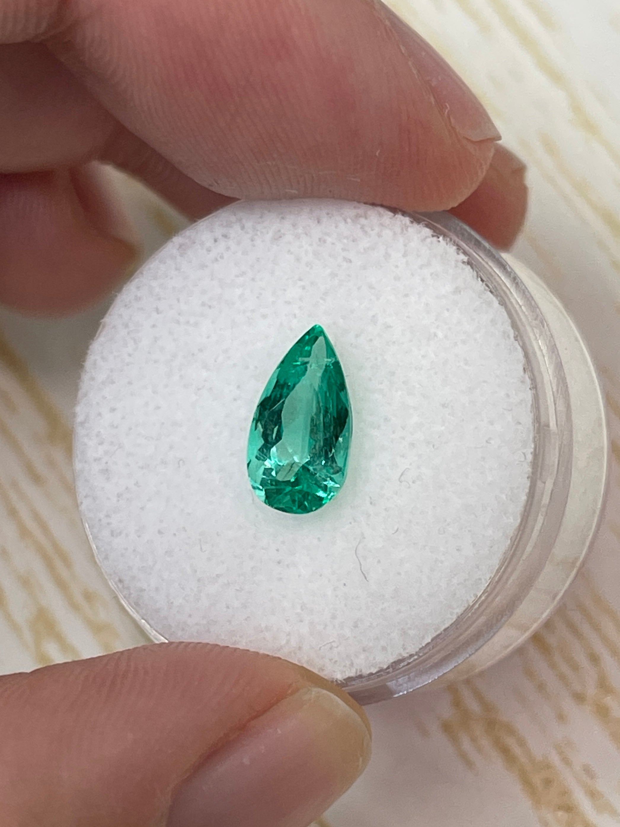 1.55 Carat 10x6mm VVS Clarity Natural Green Colombian Loose Emerald Pear Cut Gemstone for Jewelry Making & Engagement Rings