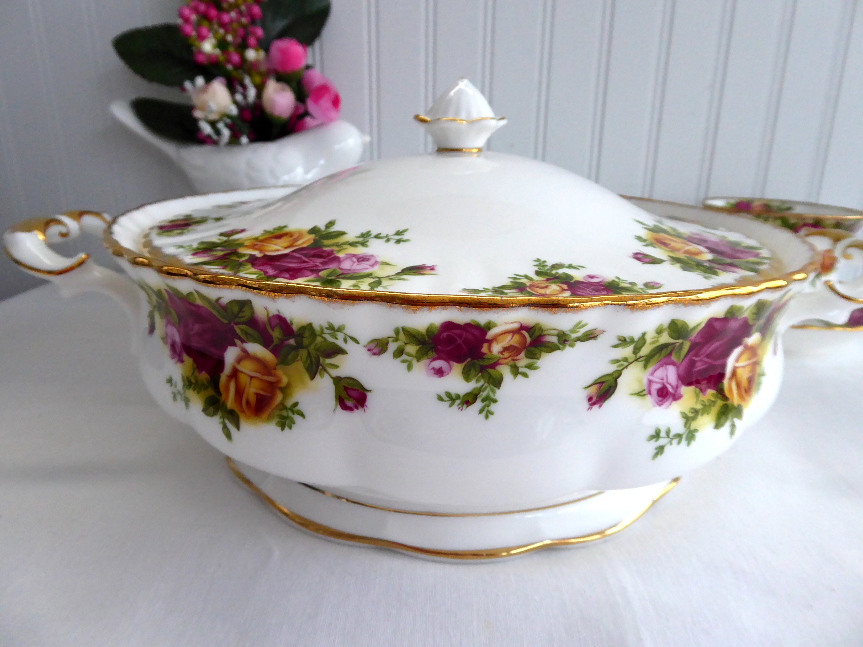 Royal Albert Old Country Roses Round Covered Vegetable Dish - 50 Ounce Large Vintage Serving Bowl with Lid (1990s) - Perfect for Dinner Parties, Holiday Meals & Elegant Table Settings