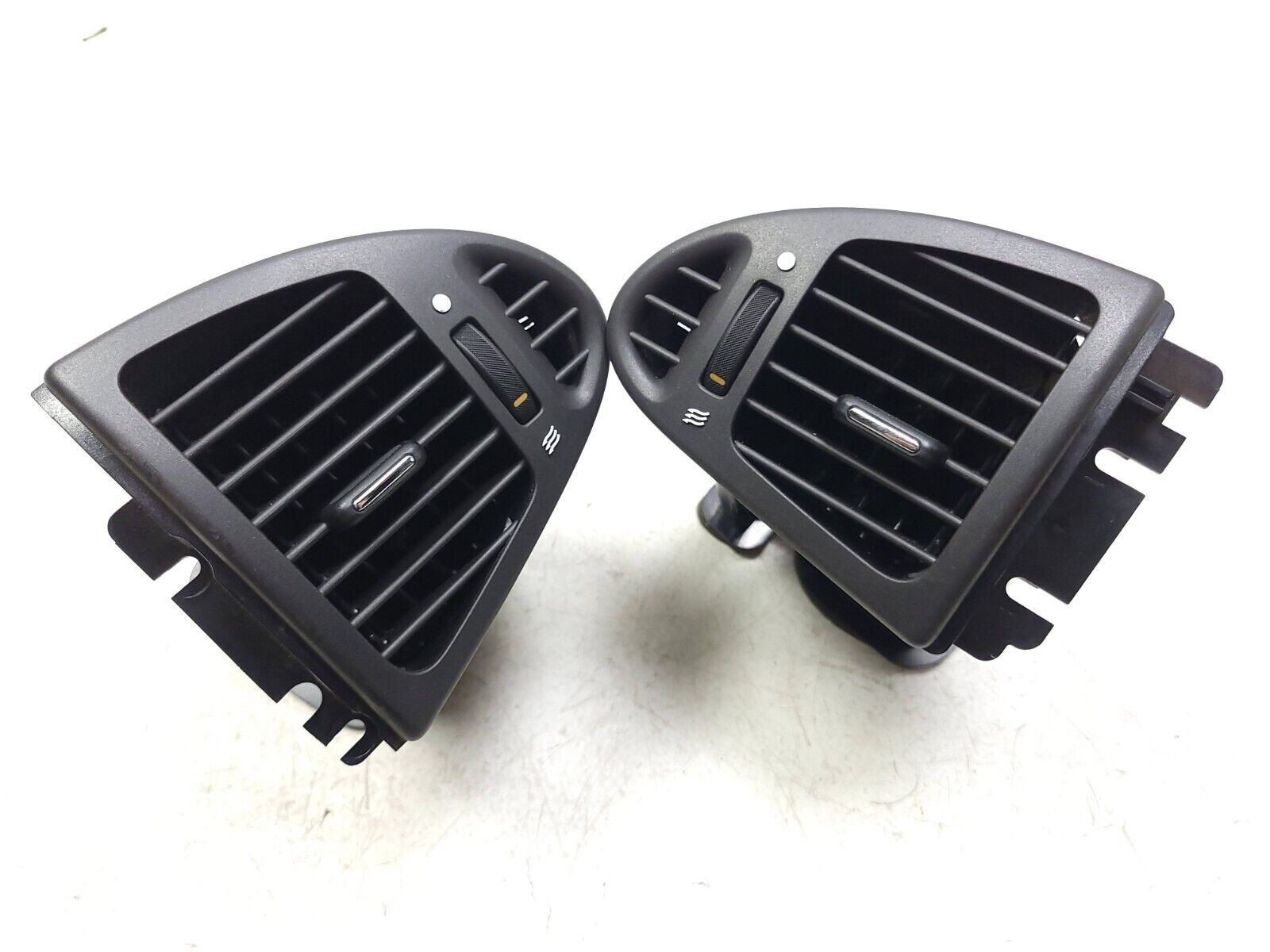 02 08 Jaguar X-Type Dash Air Vent Pair OEM 86k - Genuine Replacement Parts for Car Interior Repair & Climate Control System Upgrade