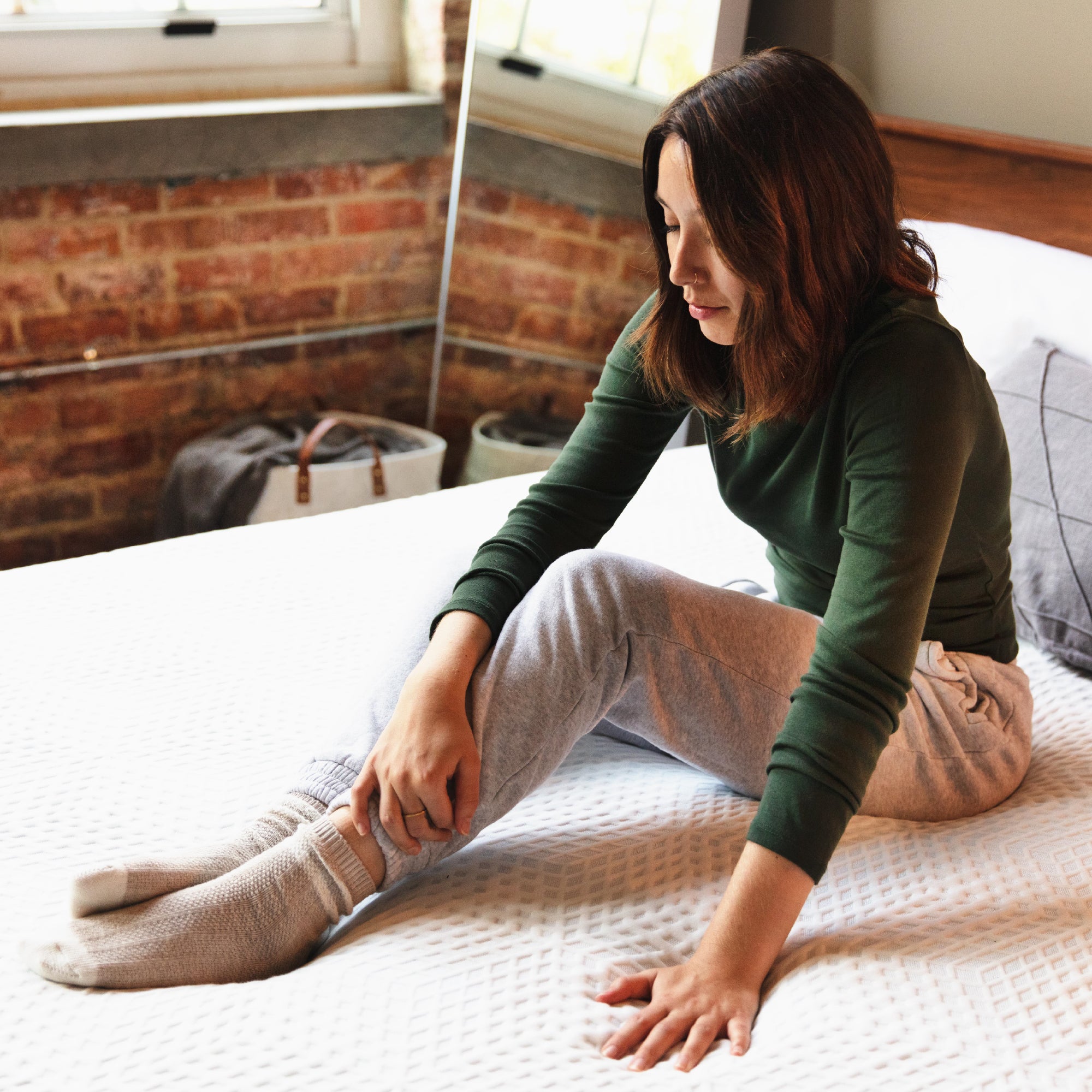 The React Mattress - Premium Memory Foam Mattress for Back Pain Relief & Pressure Relief - Queen Size Cooling Gel Mattress for Side, Back & Stomach Sleepers - Perfect for Bedroom, Guest Room & Dorm Use