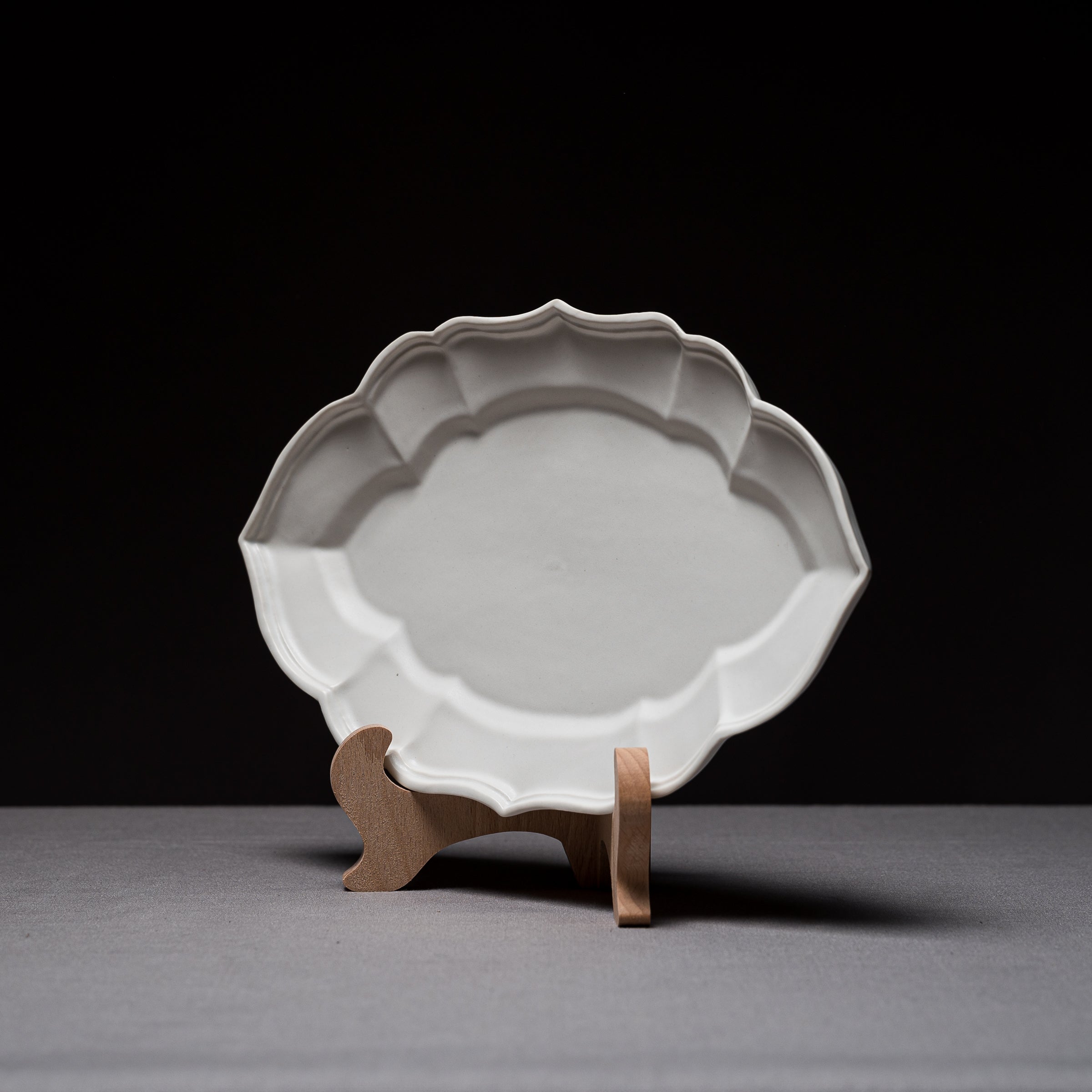 Handmade USUKIYAKI Ryoka Oval Ceramic Plate - Japanese Artisan Dinnerware Set (2 Sizes) for Sushi, Desserts & Home Decor