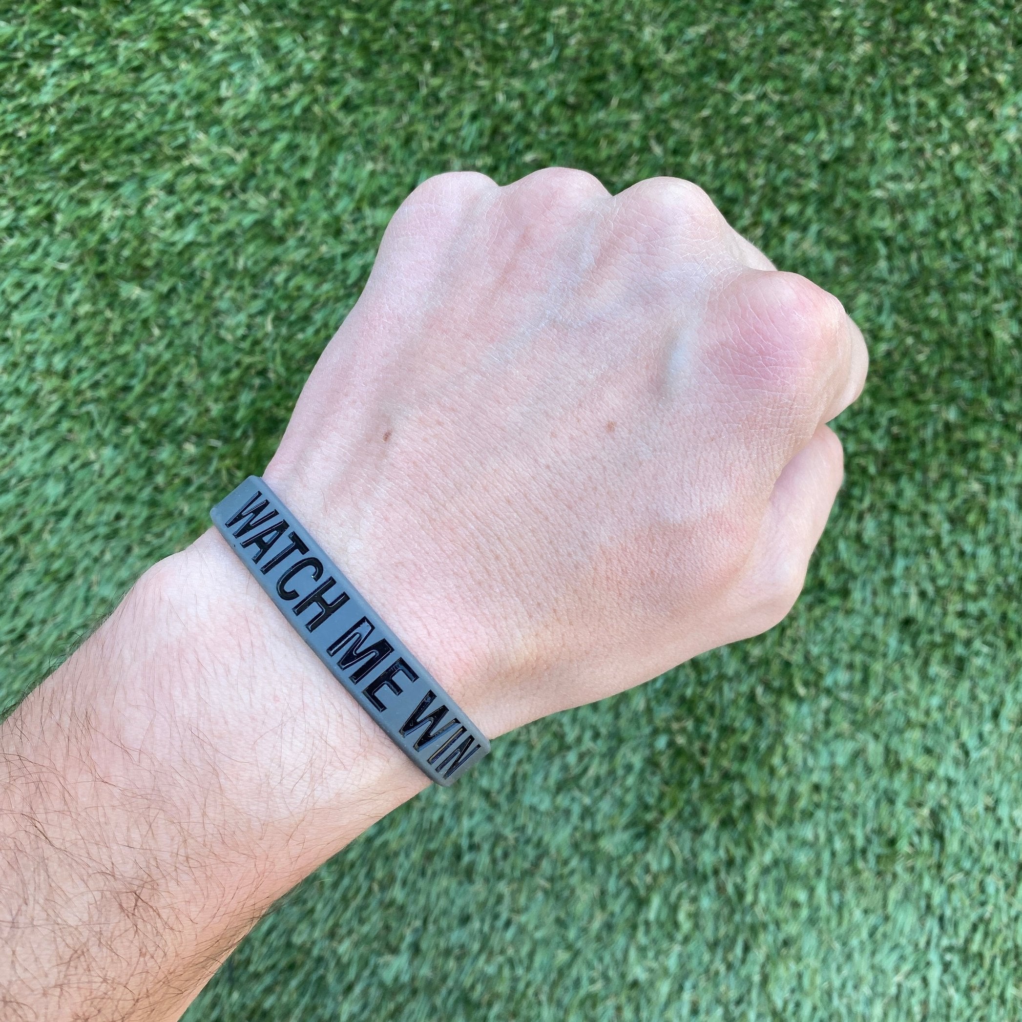 WATCH ME WIN Motivational Wristband - Inspirational Sports & Fitness Bracelet for Athletes, Gym Workouts & Running - Adjustable Silicone Wristband for Men & Women
