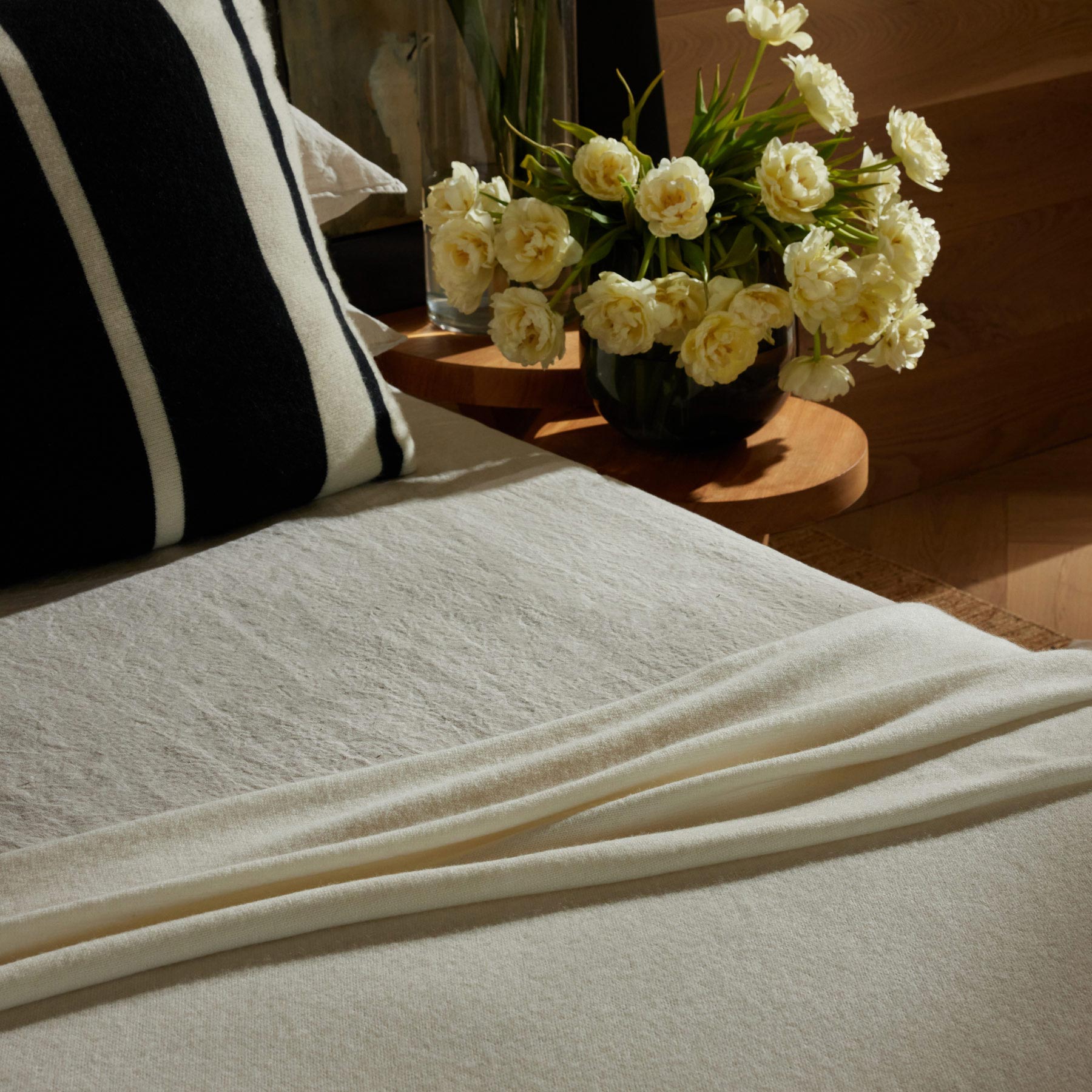 Luxury White Cashmere Home Gift Set - Soft & Cozy Blanket, Scarf & Gloves for Women - Perfect for Christmas, Birthday & Housewarming Gifts - Ideal for Winter Nights, Spa Days & Cozy Home Decor