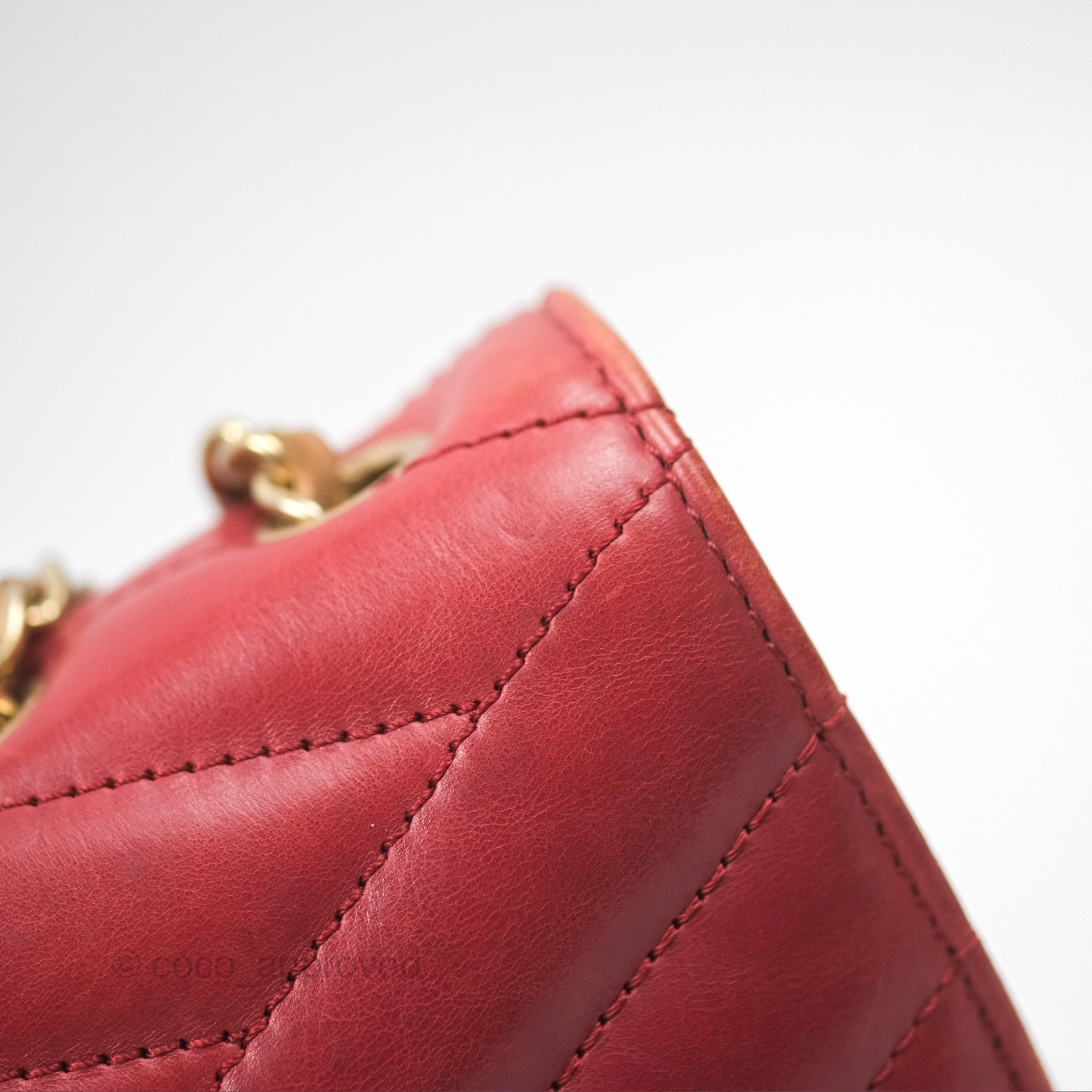 Chanel Chevron Shoulder Bag in Red Calfskin Leather with Aged Gold Hardware - Luxury Crossbody Purse for Women, Perfect for Parties, Date Nights & Special Occasions