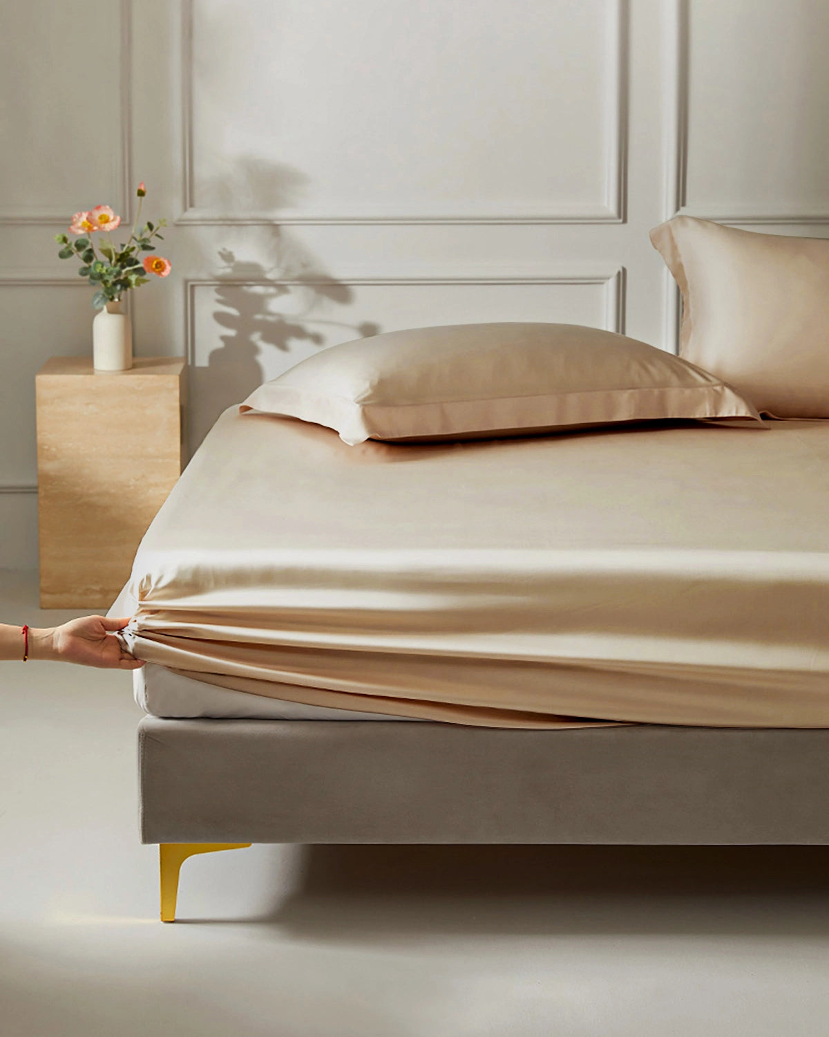 25 Momme 100% Pure Mulberry Silk Fitted Sheet - Queen Size, Hypoallergenic & Breathable for Luxurious Sleep - Perfect for Master Bedrooms, Guest Rooms & Hotels