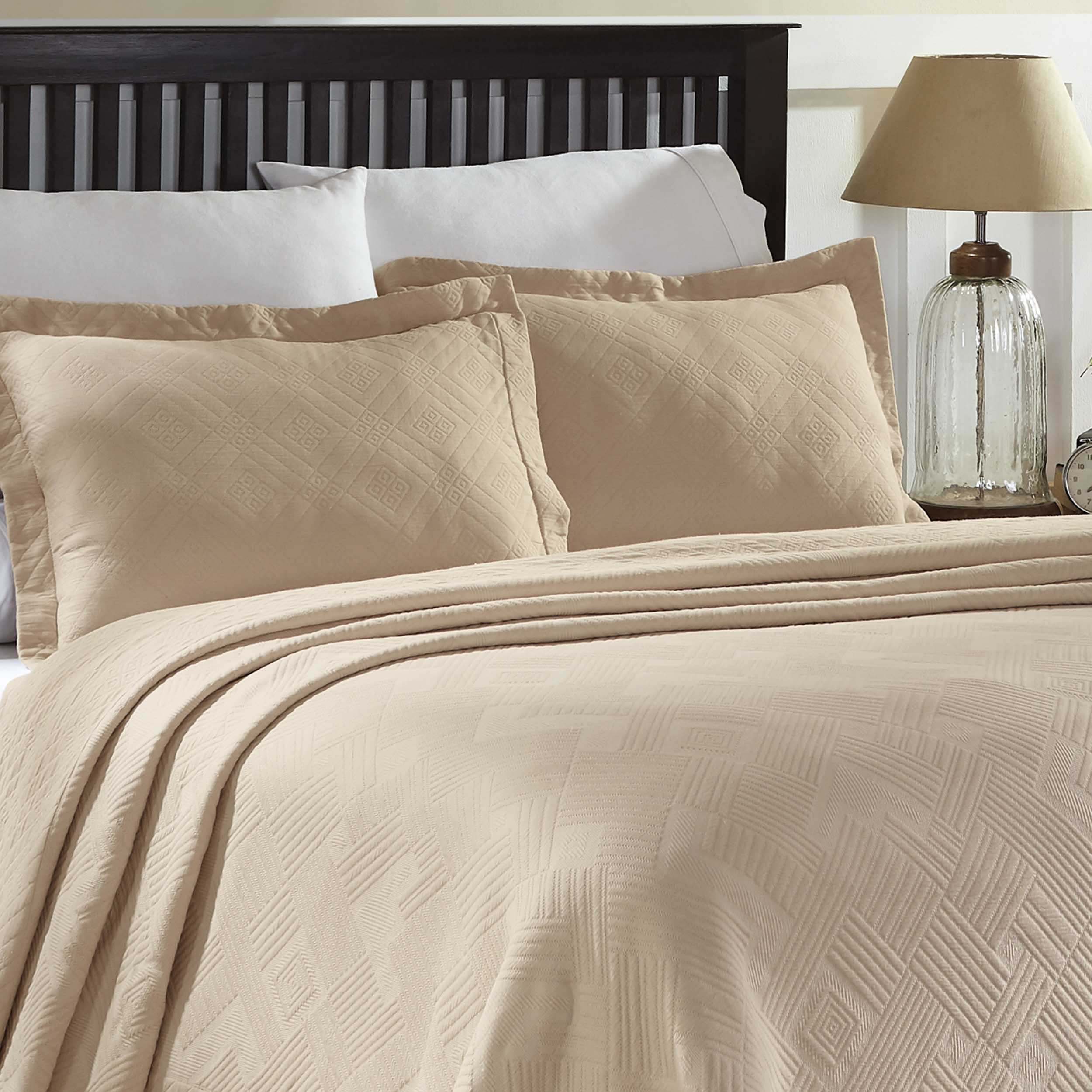Geometric Fret Cotton Jacquard Matelasse Scalloped Bedspread Set - Queen Size Luxury Bedding for Modern Bedrooms | Perfect for Guest Rooms & Master Suites