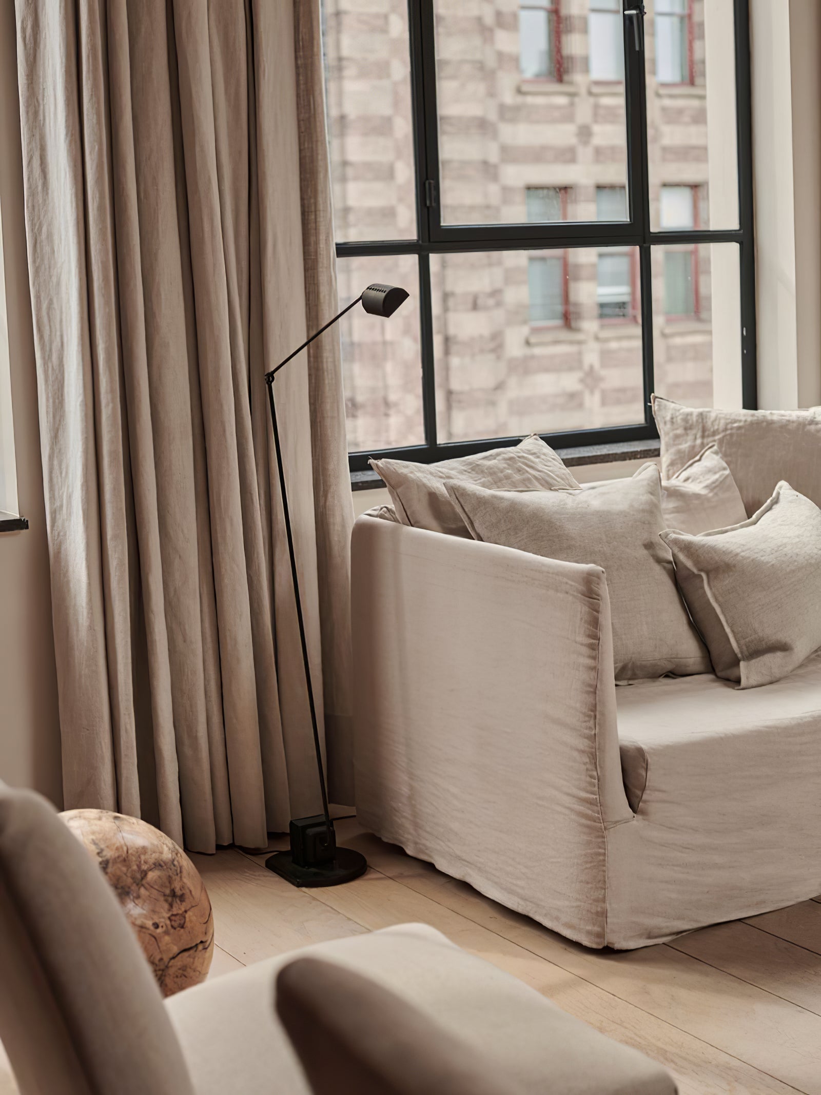Modern Dynamo Floor Lamp - Adjustable Brightness LED Standing Light for Living Room, Bedroom & Office - Perfect for Reading, Working & Relaxing