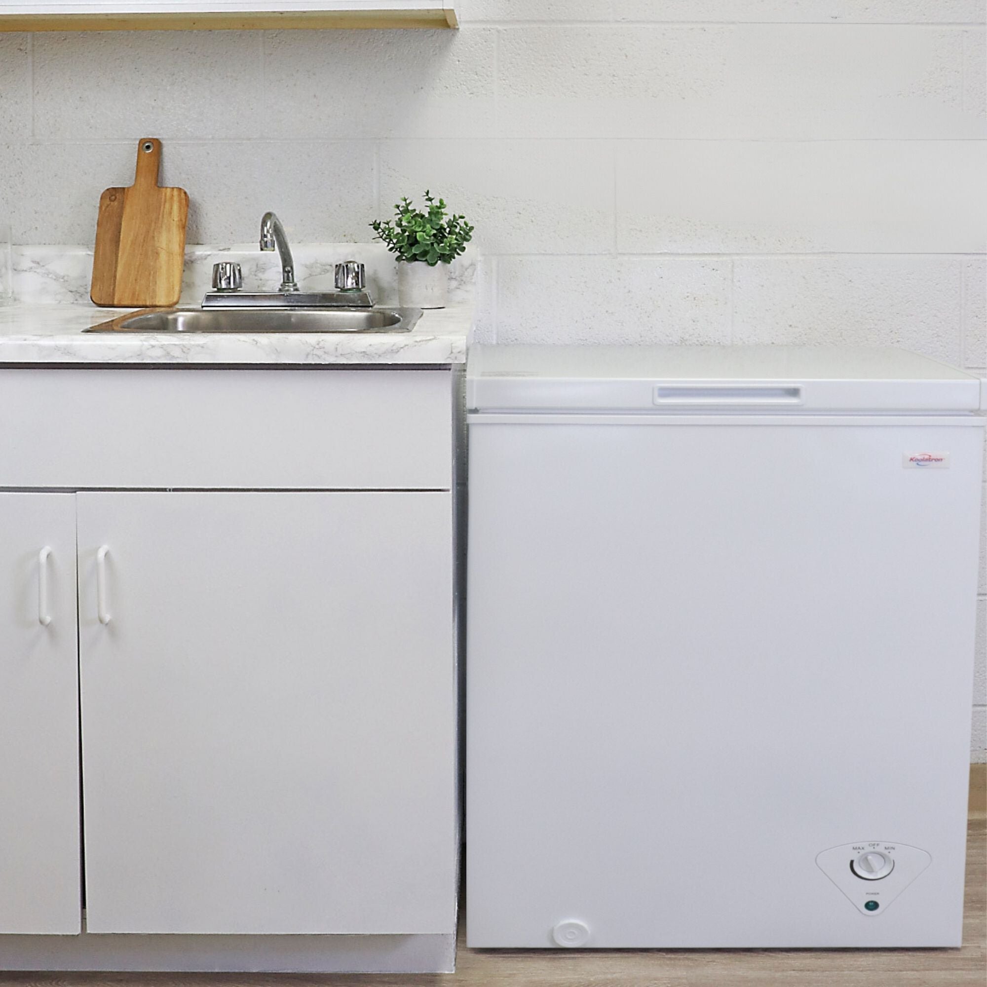Koolatron 5.0 cu ft Compact Chest Freezer - Energy Efficient White Deep Freeze with Storage Basket & Stay-Open Lid - Perfect for Small Spaces, Apartments, Condos & Vacation Homes - Ideal for Frozen Food Storage, Meal Prep & Bulk Grocery Savings