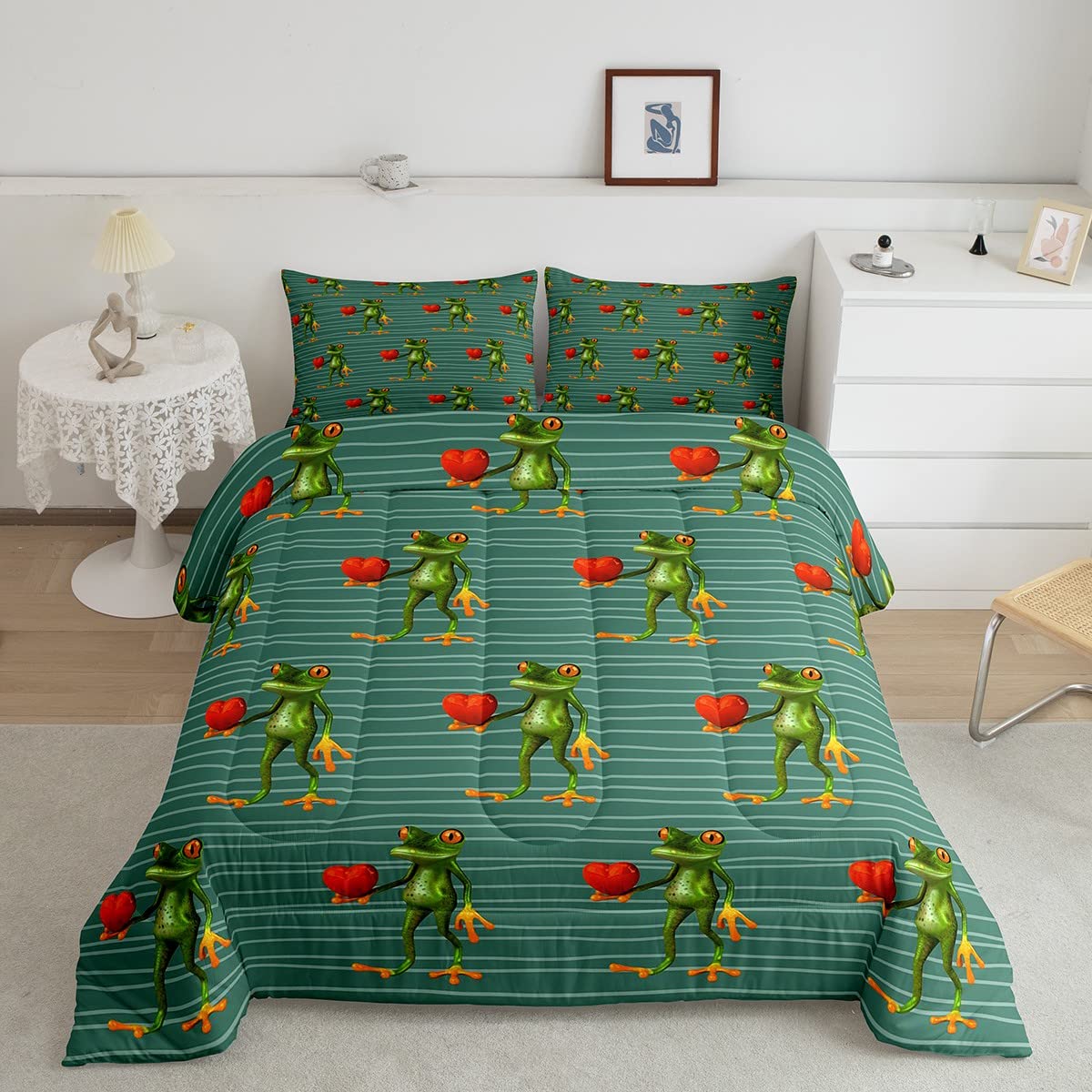 Cute Funny Frog Comforter Set with Red Heart - Queen Size Geometric Stripe Bedding | Lightweight Microfiber Down Alternative Comforter for Kids, Boys & Girls | Green Animal Print Duvet Cover for Bedroom Decor | Perfect for Kids' Rooms, Dormitories & Cozy Home Decor